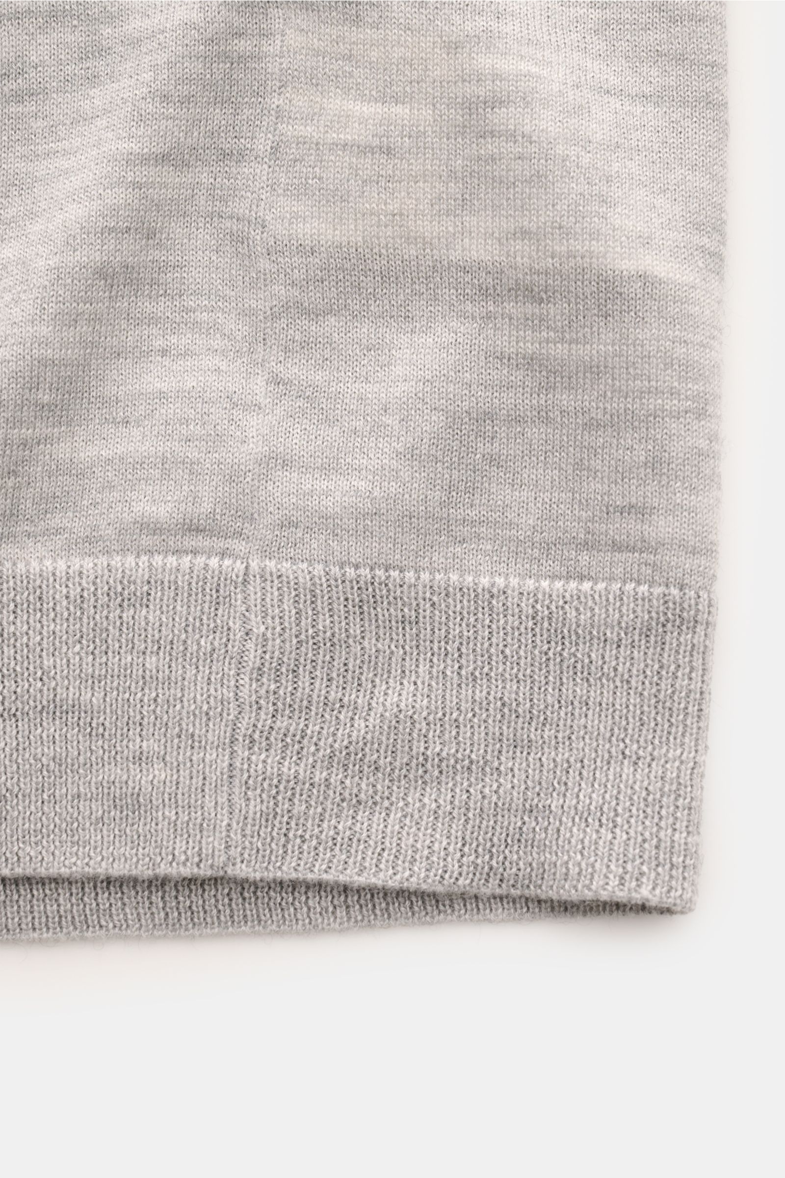 Nahaufnahme des FTC Cardigan grau meliert Saums mit feinem Strickbild, weichem Cashmere-SeaCell-Material und komfortablem Rippbündchen.