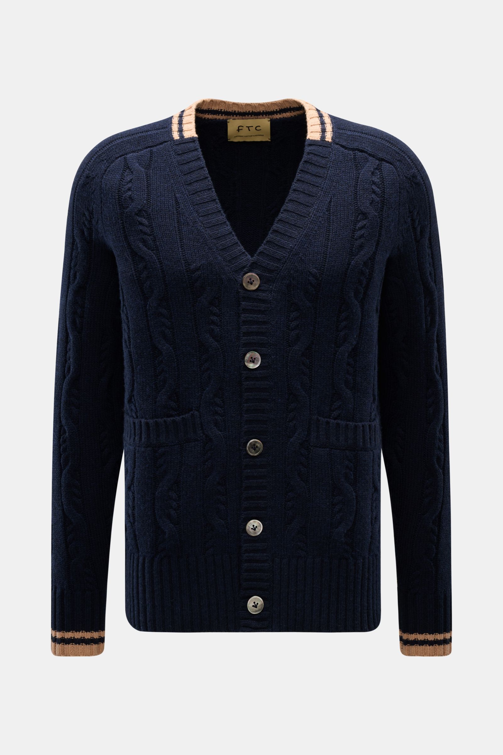 FTC Cardigan navy, frontal fotografiert, Slim Fit, V-Ausschnitt, Zopfstrick, Knopfleiste, Leistentaschen, breite Rippbündchen, Bio-Baumwolle & Fair-Trade-Cashmere.