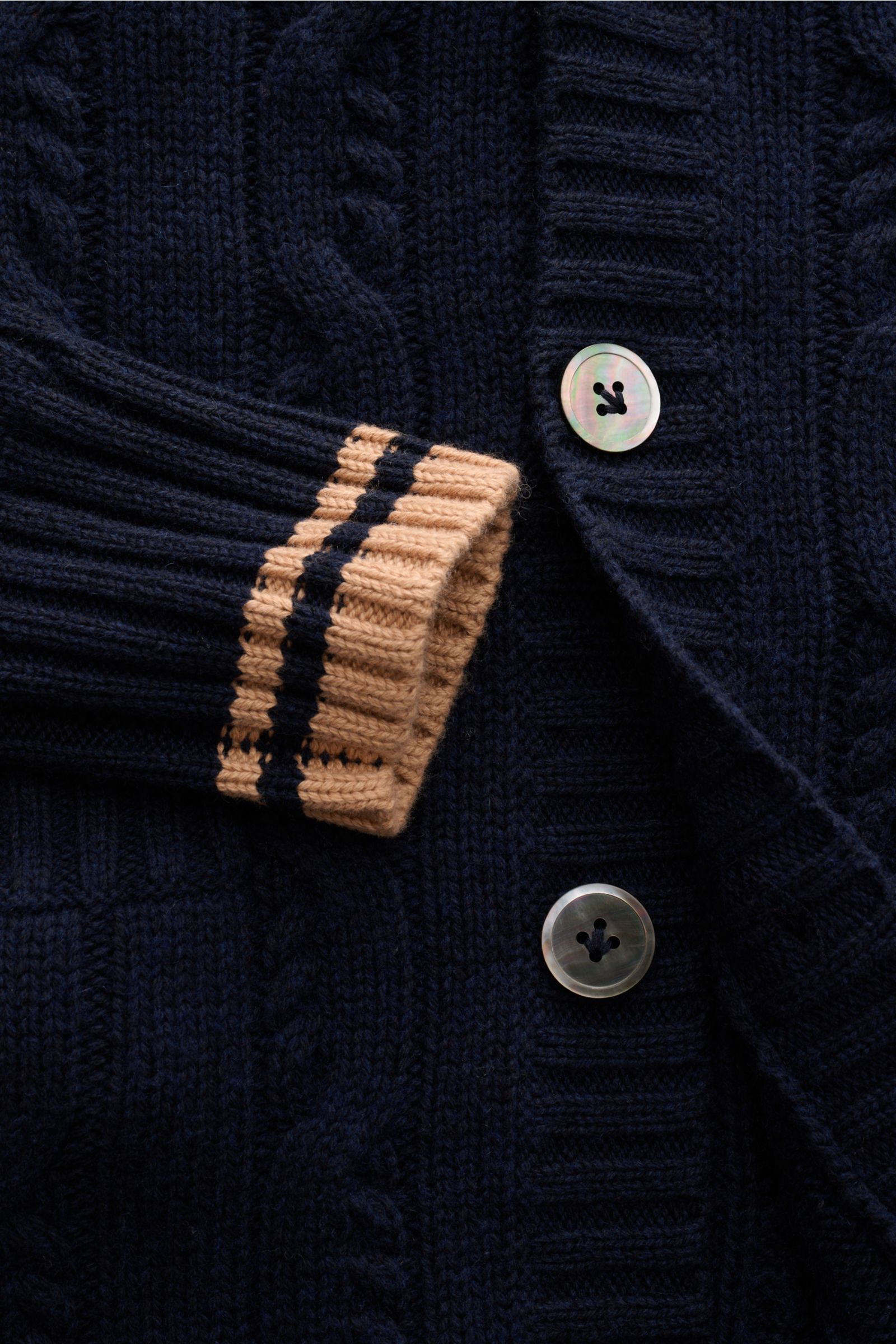 Nahaufnahme des FTC Cardigan navy aus Bio-Baumwolle und Fair-Trade-Cashmere mit Zopfstrick, Kontrastbündchen und Knopfleiste.