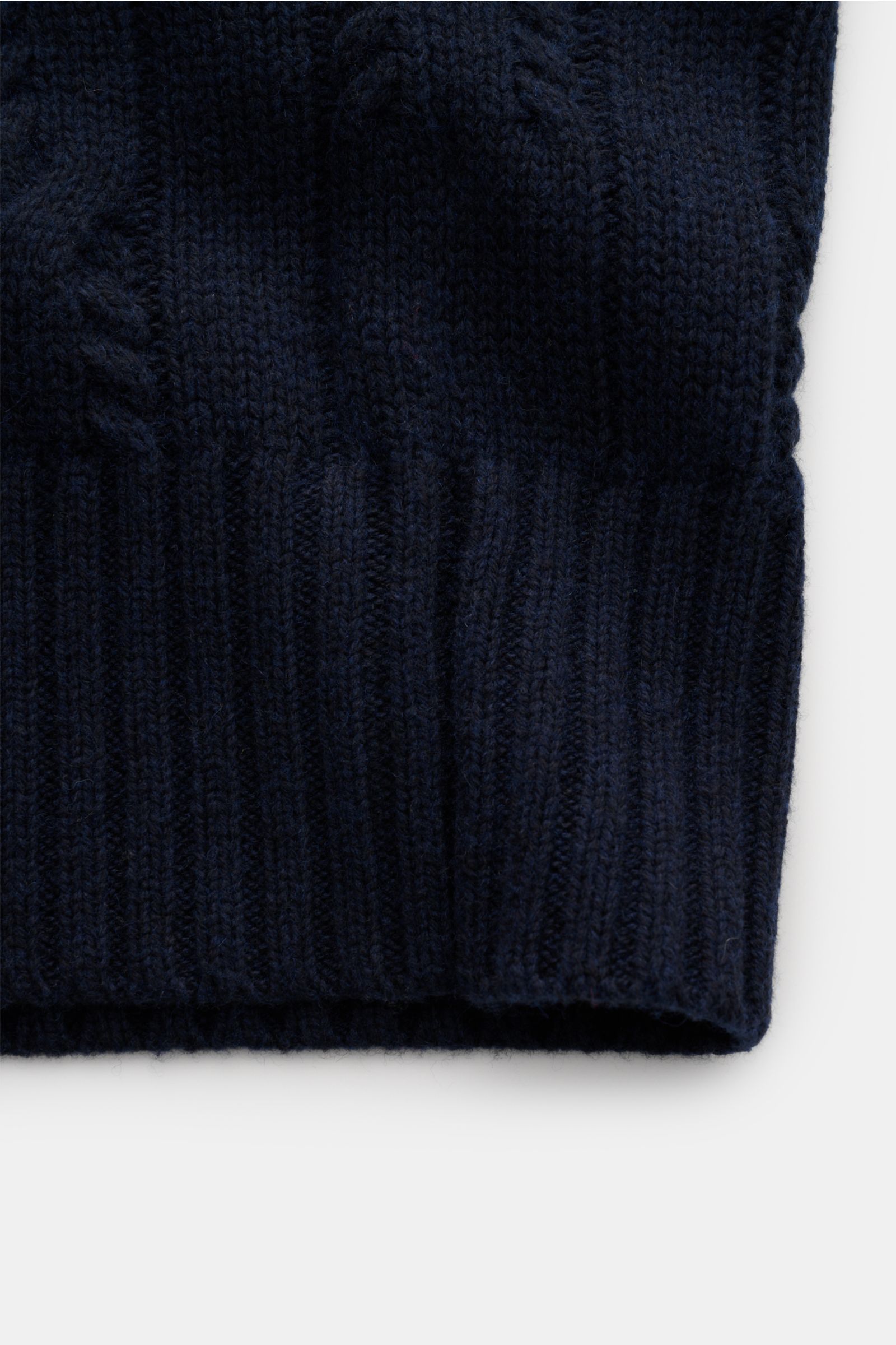 Nahaufnahme des FTC Cardigan navy, weicher Strick aus Bio-Baumwolle und Fair-Trade-Cashmere mit Zopfstrick und breiten Rippbündchen.