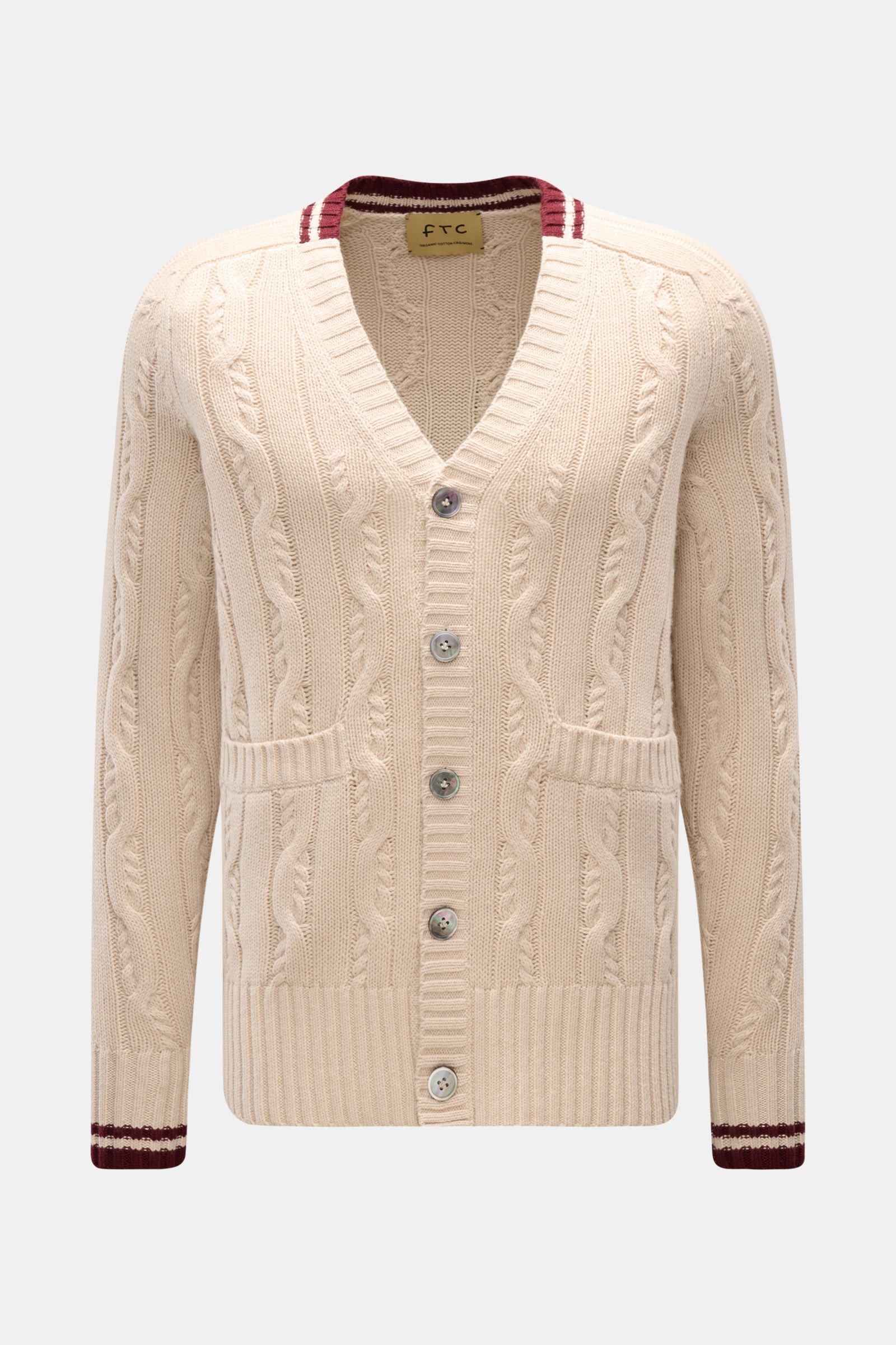 FTC Cardigan beige, frontal fotografiert, aus Bio-Baumwolle und Cashmere, Zopfstrick, V-Ausschnitt, Knopfleiste, Leistentaschen, slim fit, Rippbündchen.