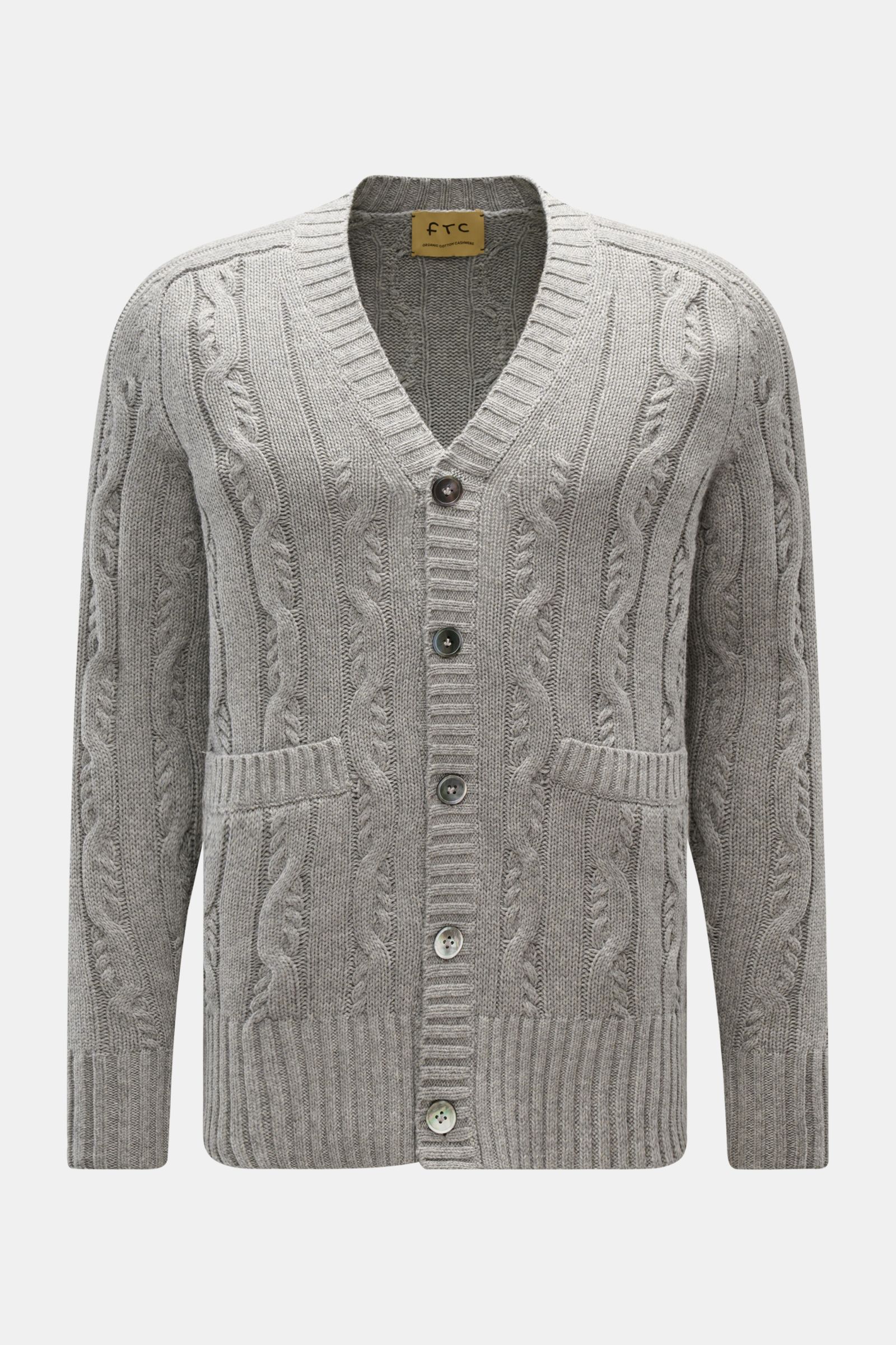 Frontale Nahaufnahme des FTC Cardigan grau meliert mit V-Ausschnitt, Zopfstrick-Design, Knopfleiste, Leistentaschen, Slim Fit aus Bio-Baumwolle und Fair-Trade-Cashmere.