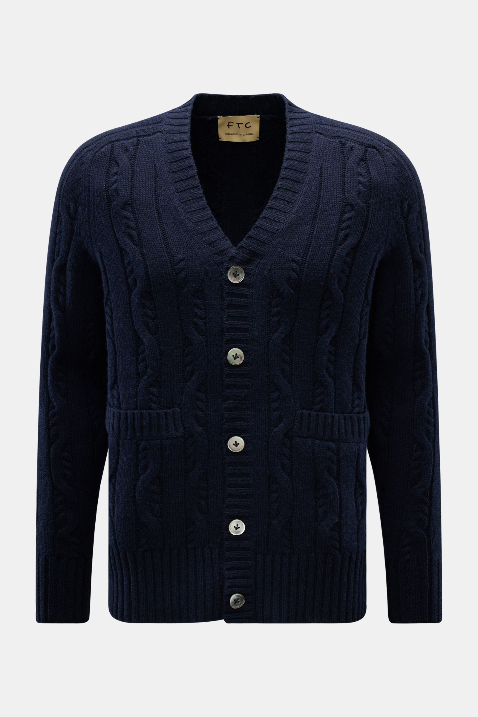 FTC Cardigan navy, frontal fotografiert, Slim Fit V-Ausschnitt, Zopfstrick, Knopfleiste, Leistentaschen, Rippbündchen, weicher Bio-Baumwolle-Cashmere-Mix.
