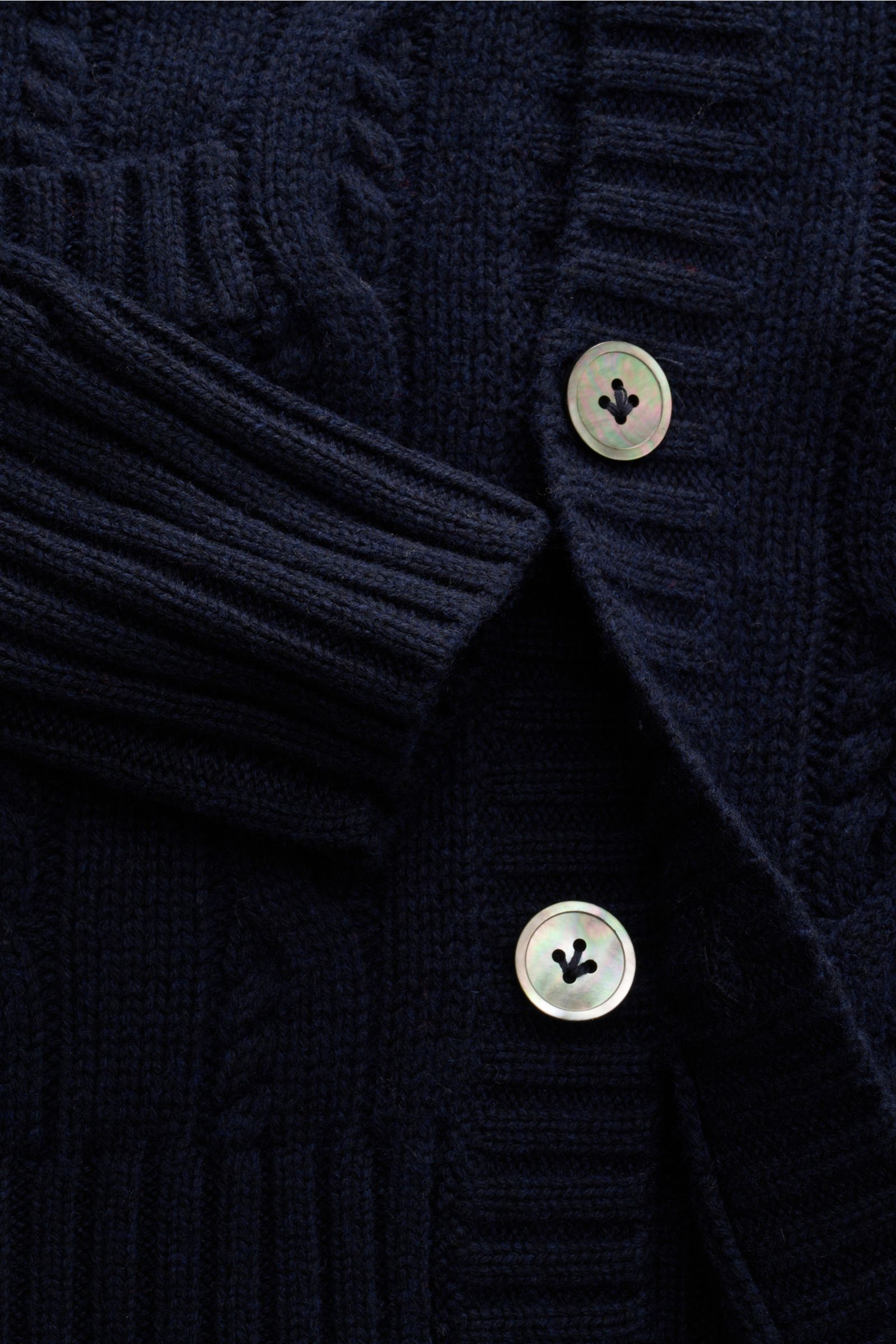 Nahaufnahme des FTC Cardigan navy aus bio Baumwolle und Fair-Trade-Cashmere, Zopfstrick, V-Ausschnitt, Knopfleiste, Rippbündchen.