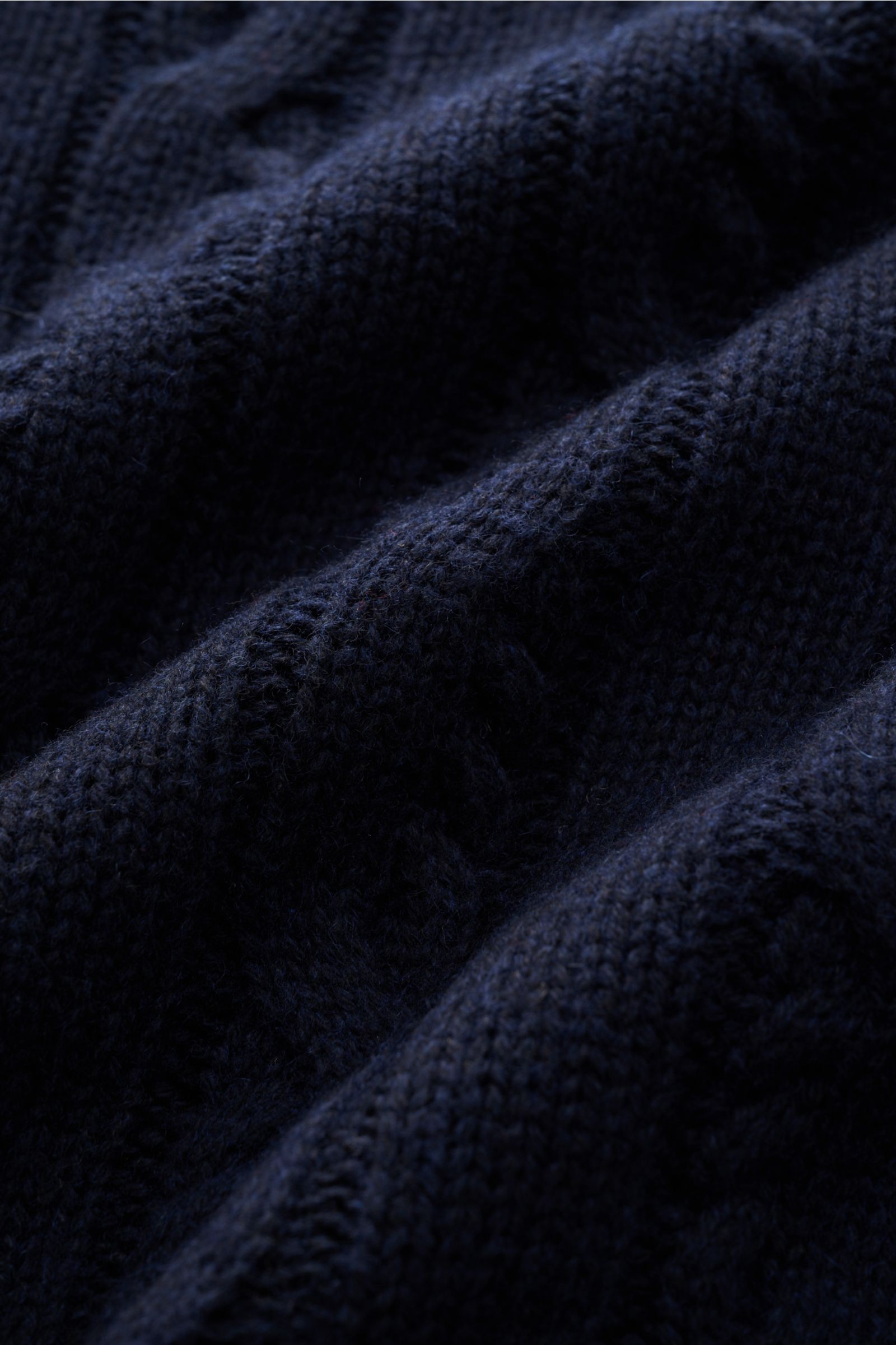 Nahaufnahme des FTC Cardigan navy aus weichem, mittelgroben Zopfstrick mit nachhaltigem Baumwolle-Cashmere-Mix und feiner Struktur.