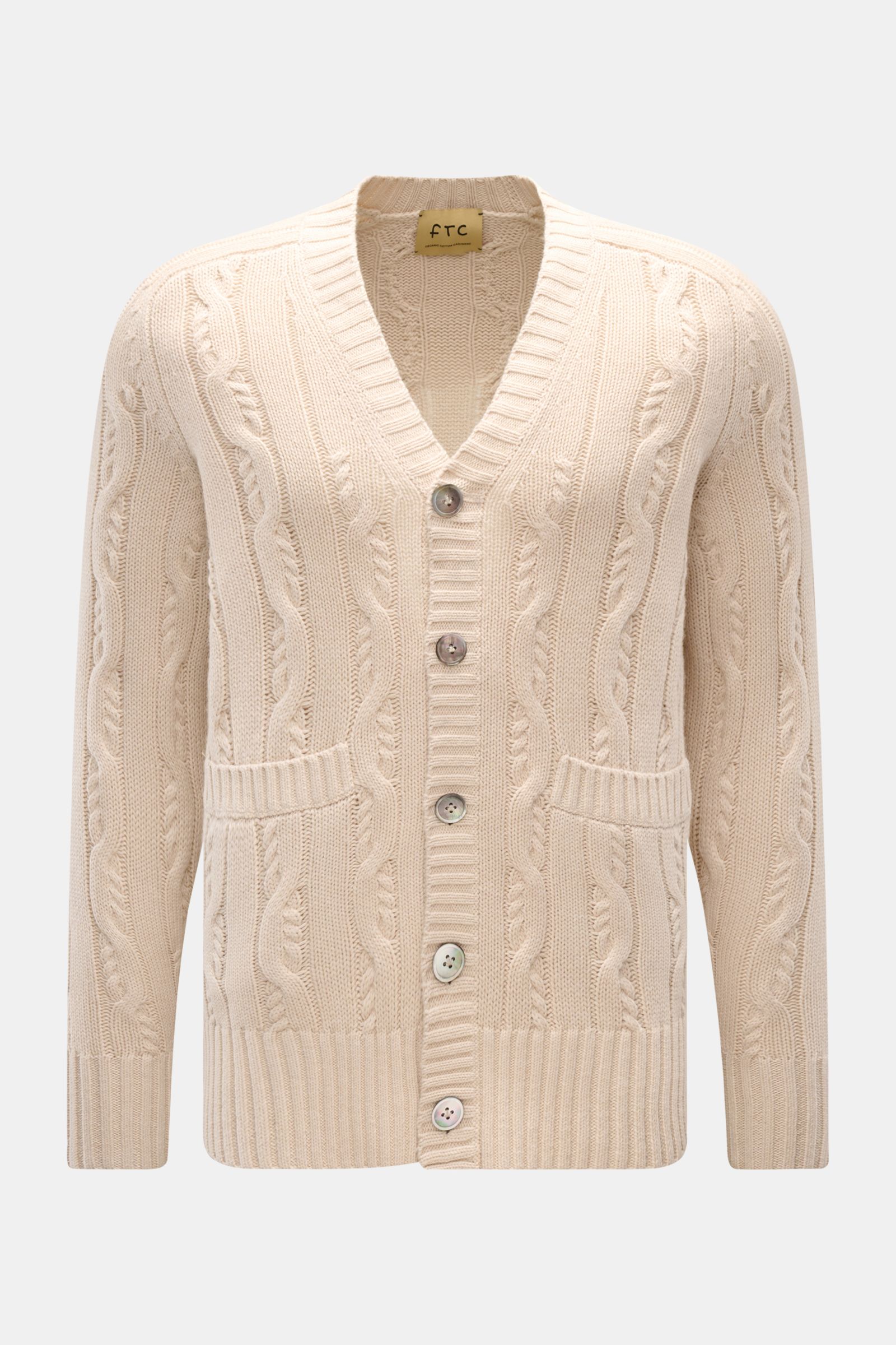 FTC Cardigan beige aus Bio-Baumwolle und Fair-Trade-Cashmere, V-Ausschnitt, Zopfstrick, Knopfleiste, Leistentaschen, slim fit, frontal fotografiert.