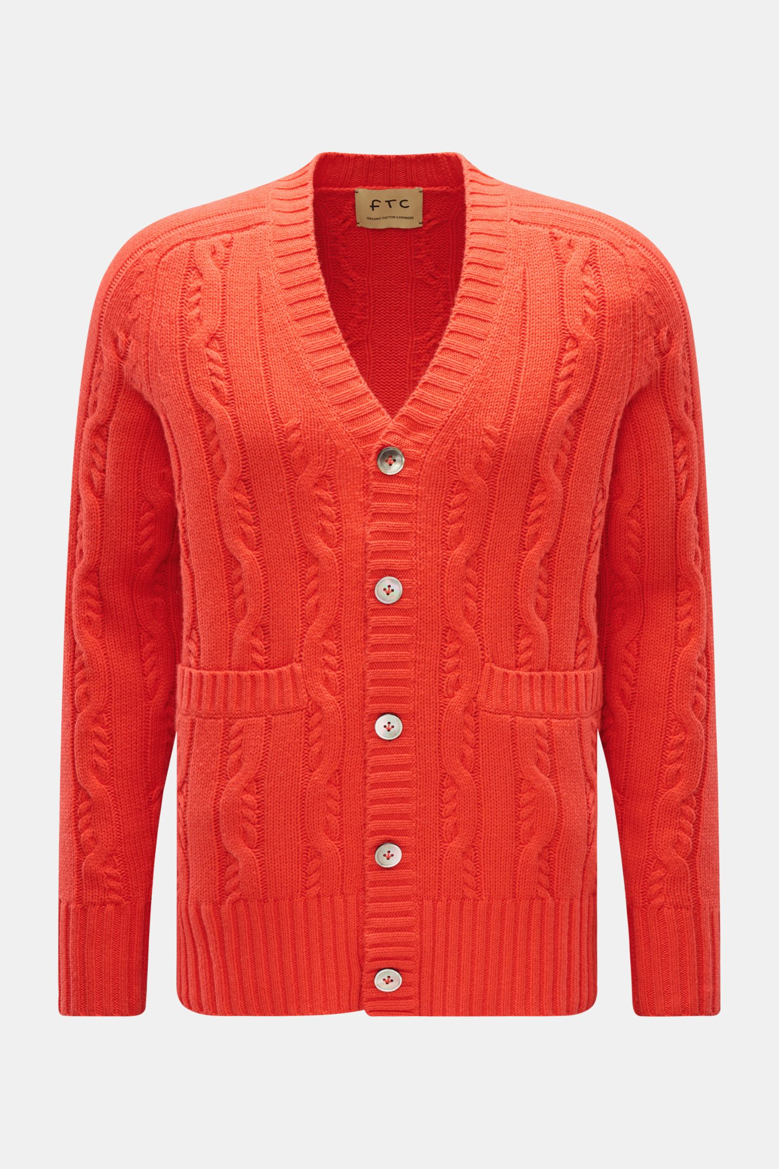 FTC Cardigan hellrot, frontal fotografiert, Slim Fit mit V-Ausschnitt, Zopfstrick, Knopfleiste, Leistentaschen, Rippbündchen, Bio-Baumwolle und Fair-Trade-Cashmere.