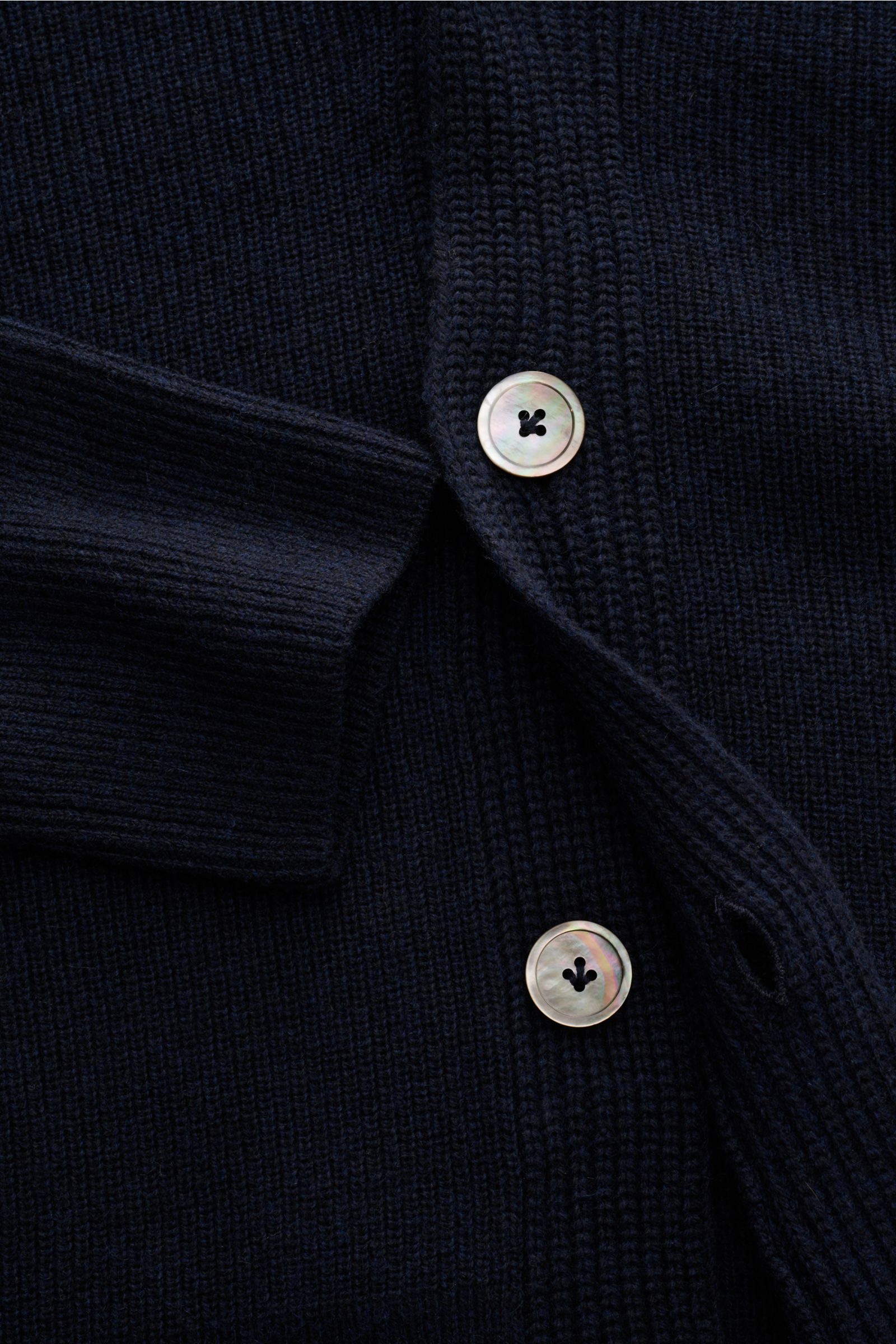 Nahaufnahme des FTC Cardigan navy aus Baumwolle und Fair-Trade-Cashmere mit mittelfeinem Strick, Schalkragen, V-Ausschnitt und Knöpfen.
