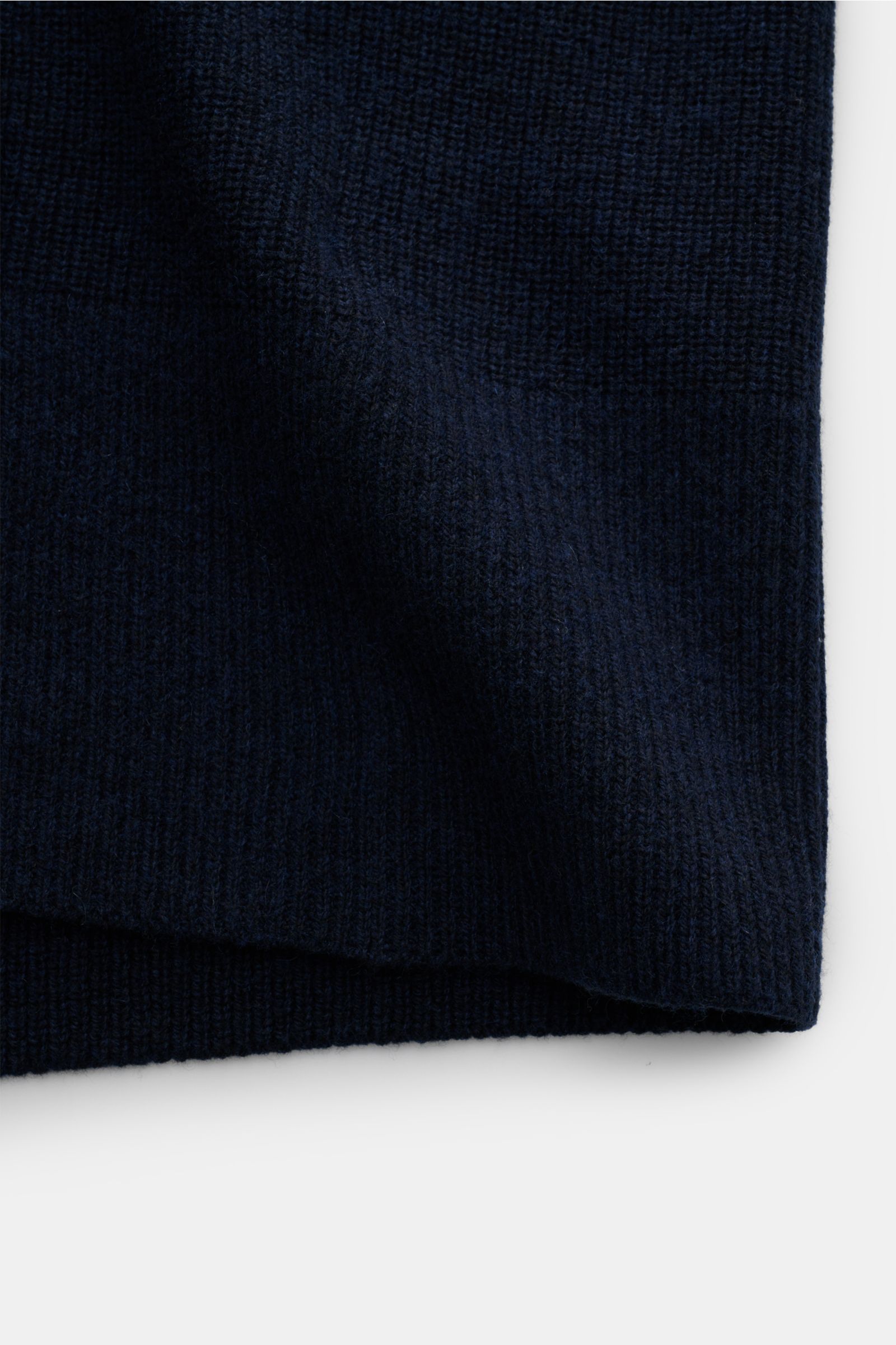 Nahaufnahme des mittelfeinen Strickbilds und der Rippbündchen des FTC Cardigan navy aus Baumwolle und Fair-Trade-Cashmere.