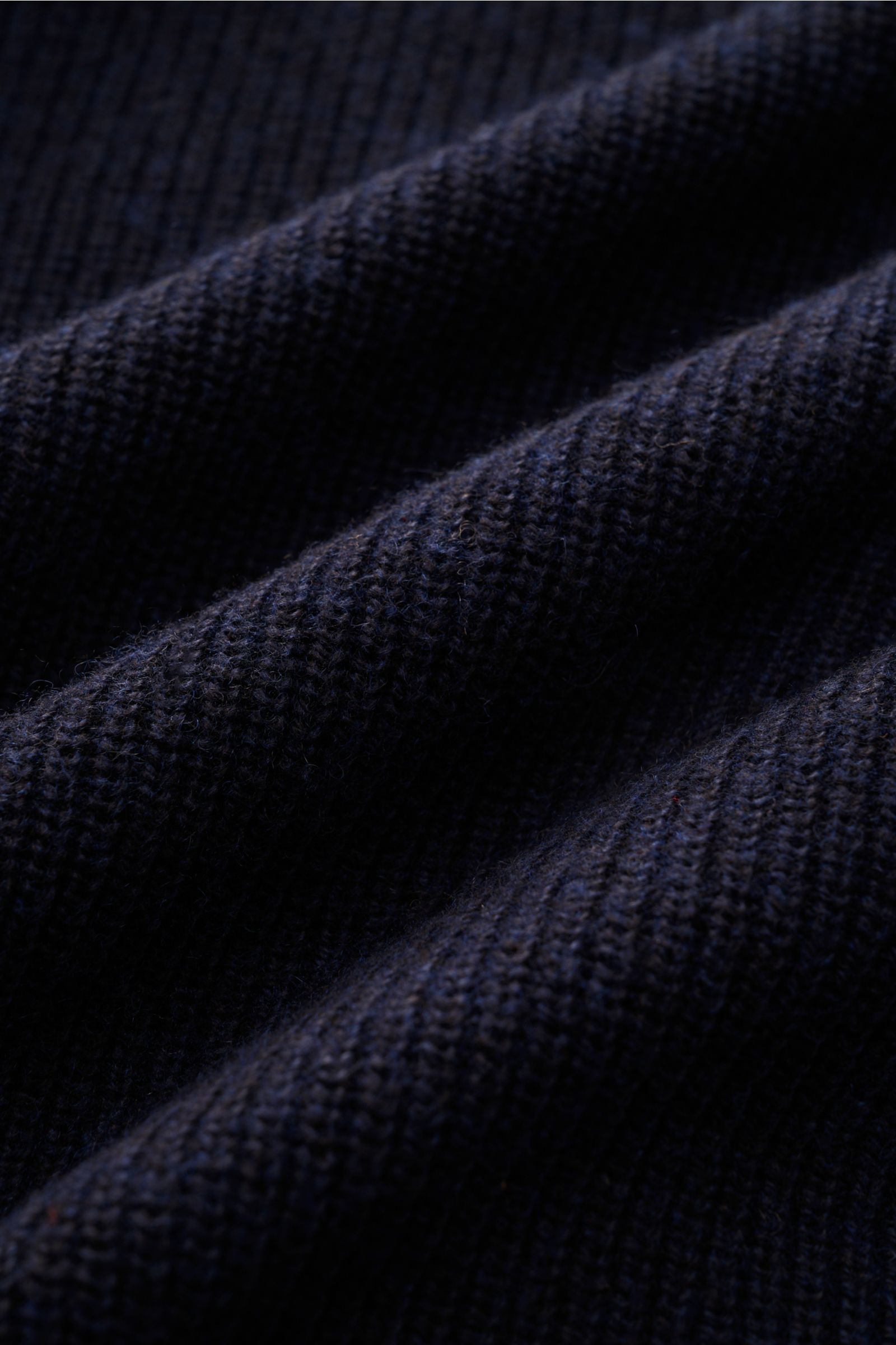 Nahaufnahme des mittelfeinen Strickbilds vom FTC Cardigan navy aus Baumwolle und Fair-Trade-Cashmere mit weichem Griff.