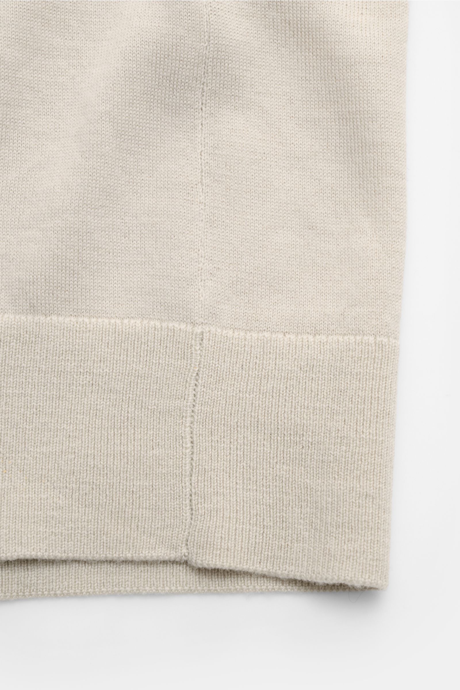 Kiefermann Merino Cardigan 'Tadeusz' sand Detailaufnahme der flexiblen Rippbündchen und des feinen Strickbilds aus reiner Merinowolle, Slim Fit, leichte Qualität, weiche Haptik.