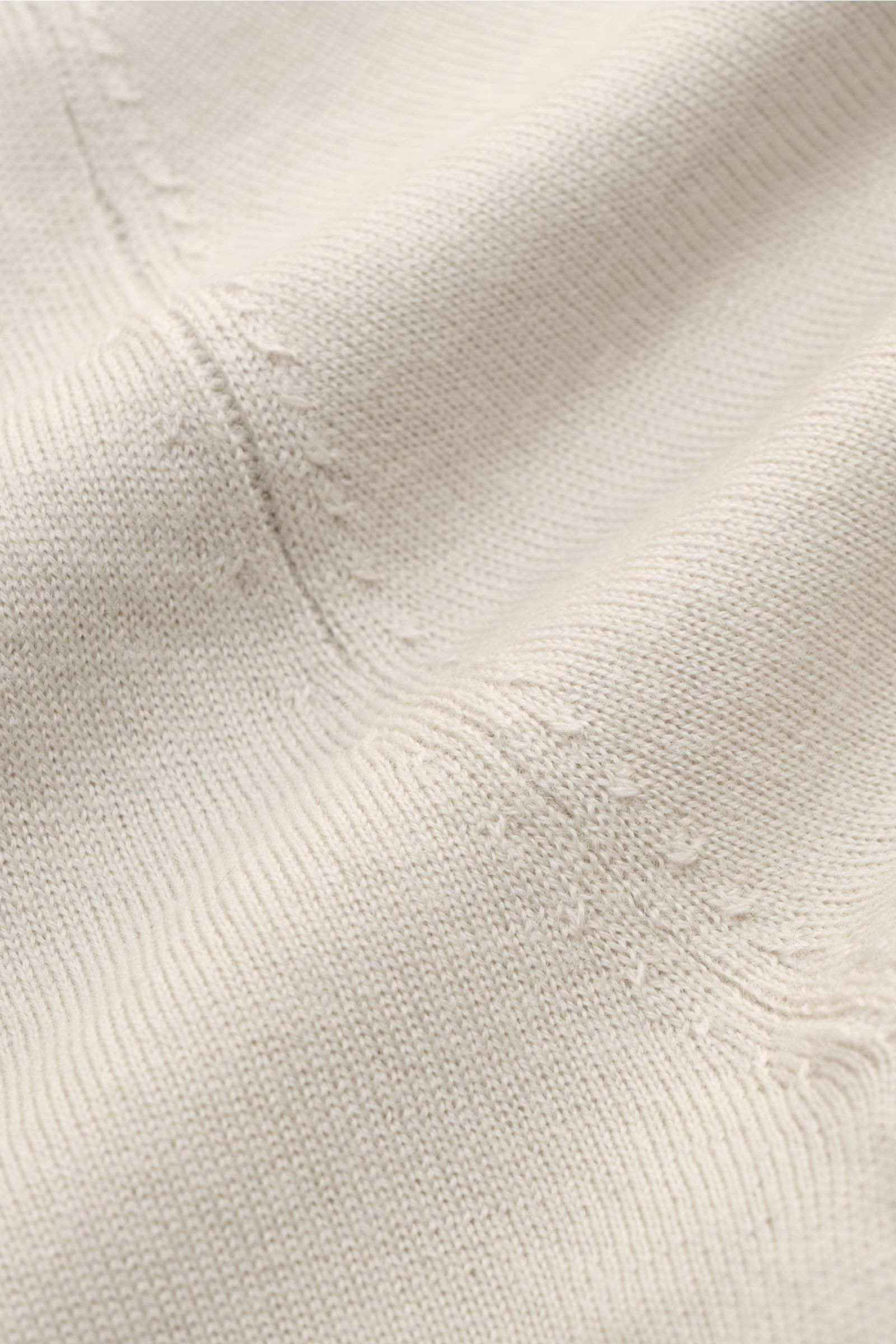 Nahaufnahme des feinen Strickbilds und der soften Haptik des Kiefermann Merino Cardigan 'Tadeusz' sand, leichte Merinowolle, Slim Fit.