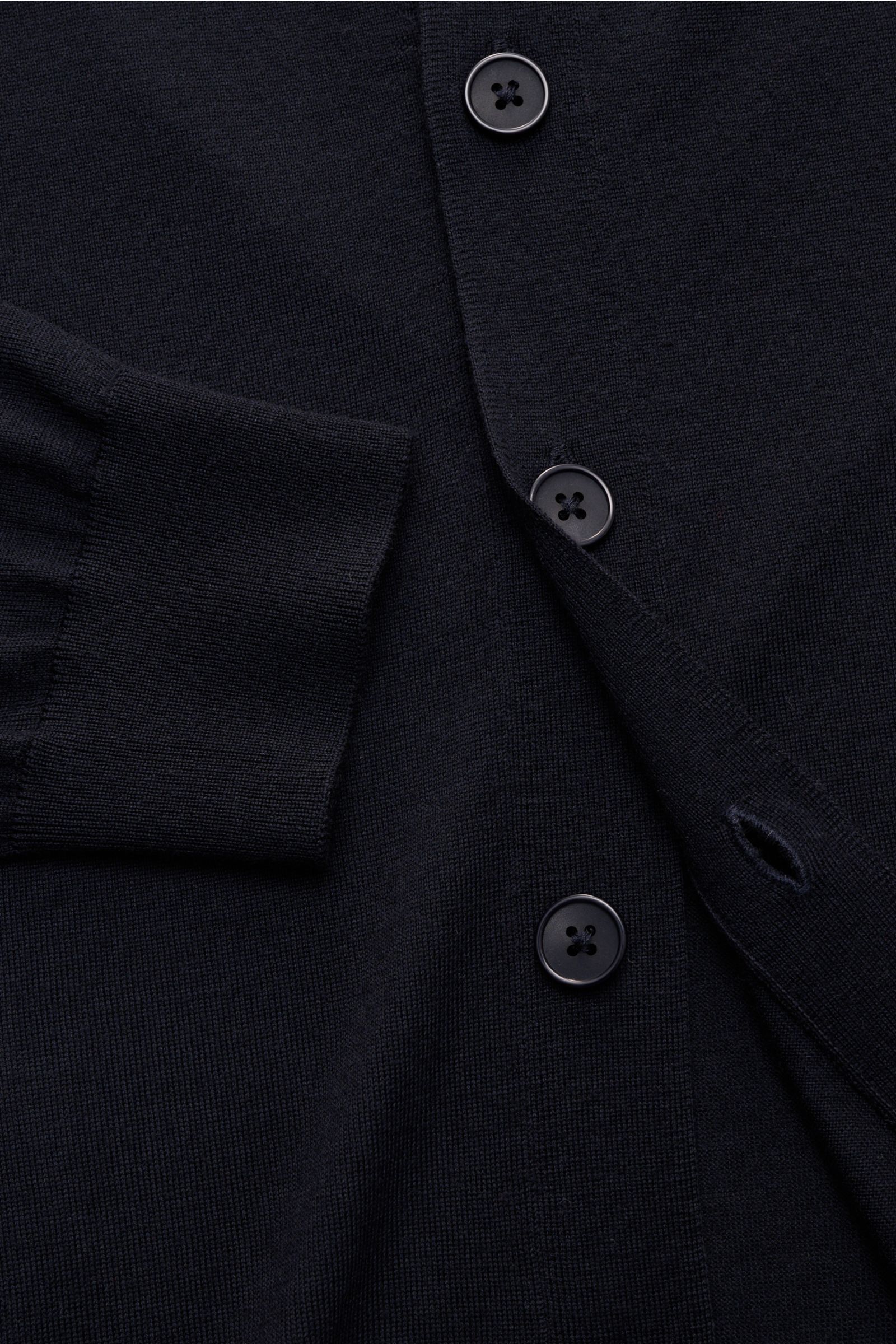 Nahaufnahme des Kiefermann Merino Cardigan 'Tadeusz' dark navy, zeigt feines Strickbild, sechs Knöpfe, flexible Rippbündchen und softes Merinowolle-Material.