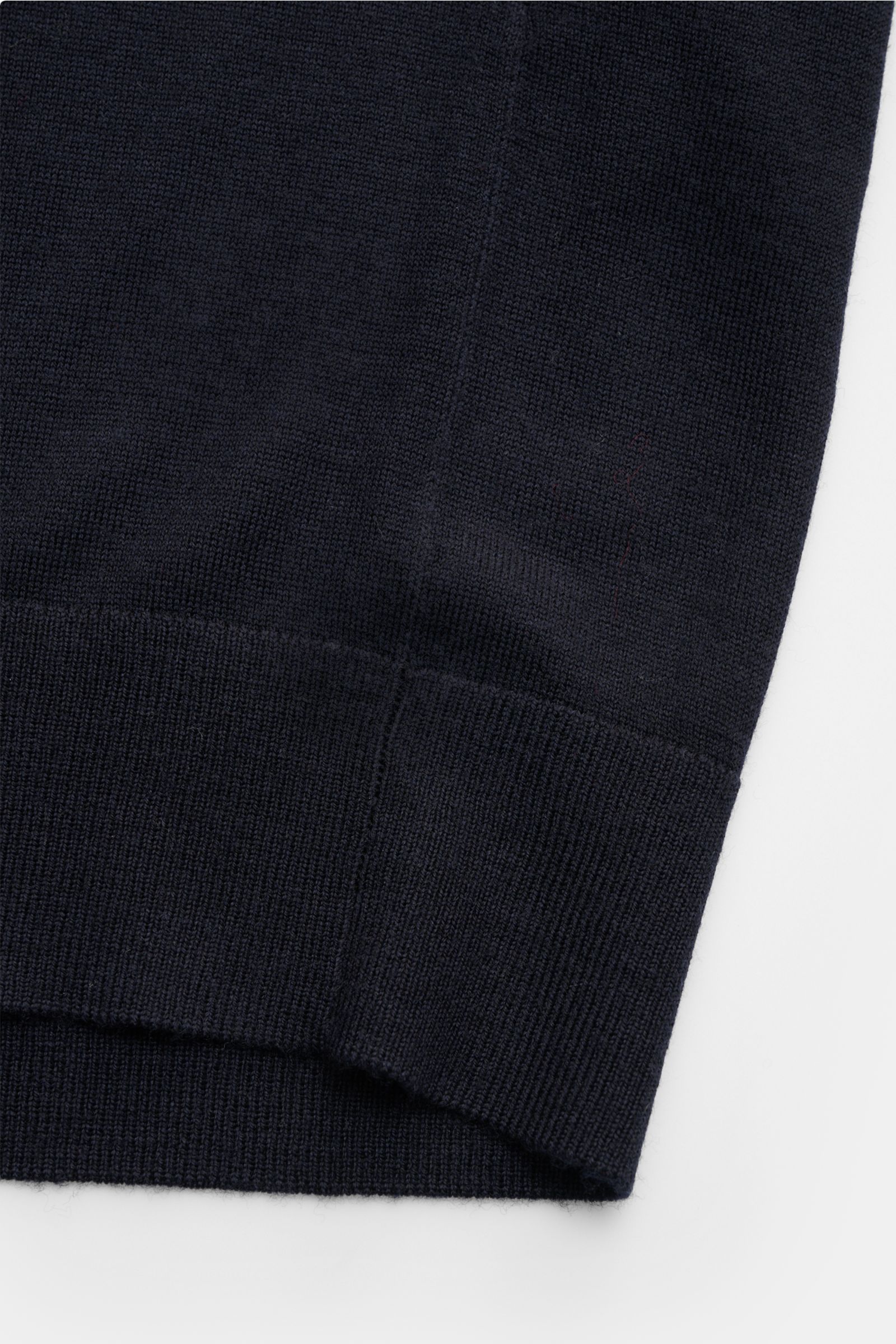 Kiefermann Merino Cardigan 'Tadeusz' dark navy, Nahaufnahme des feinen Strickbilds und flexibler Rippbündchen, leichte Merinowolle, Slim Fit.