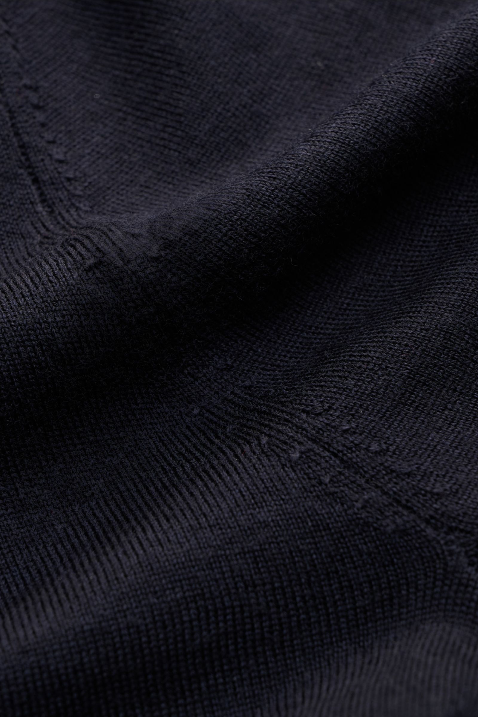 Nahaufnahme des Kiefermann Merino Cardigan 'Tadeusz' dark navy, feines Strickbild, weiche Merinowolle, Slim Fit, sechs Knöpfe, flexible Bündchen.