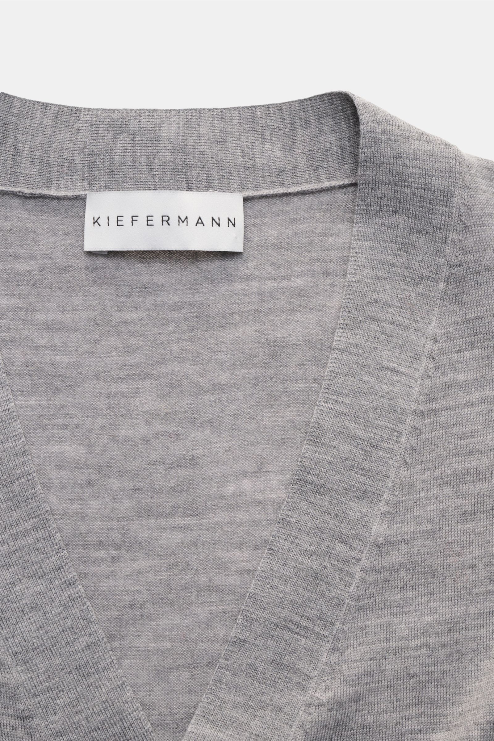 Kiefermann Merino Cardigan 'Tadeusz' grau meliert, Slim Fit, feines Strickbild, weiche Merinowolle, Six-Knopf-Leiste, flexible Rippbündchen, Draufsicht.