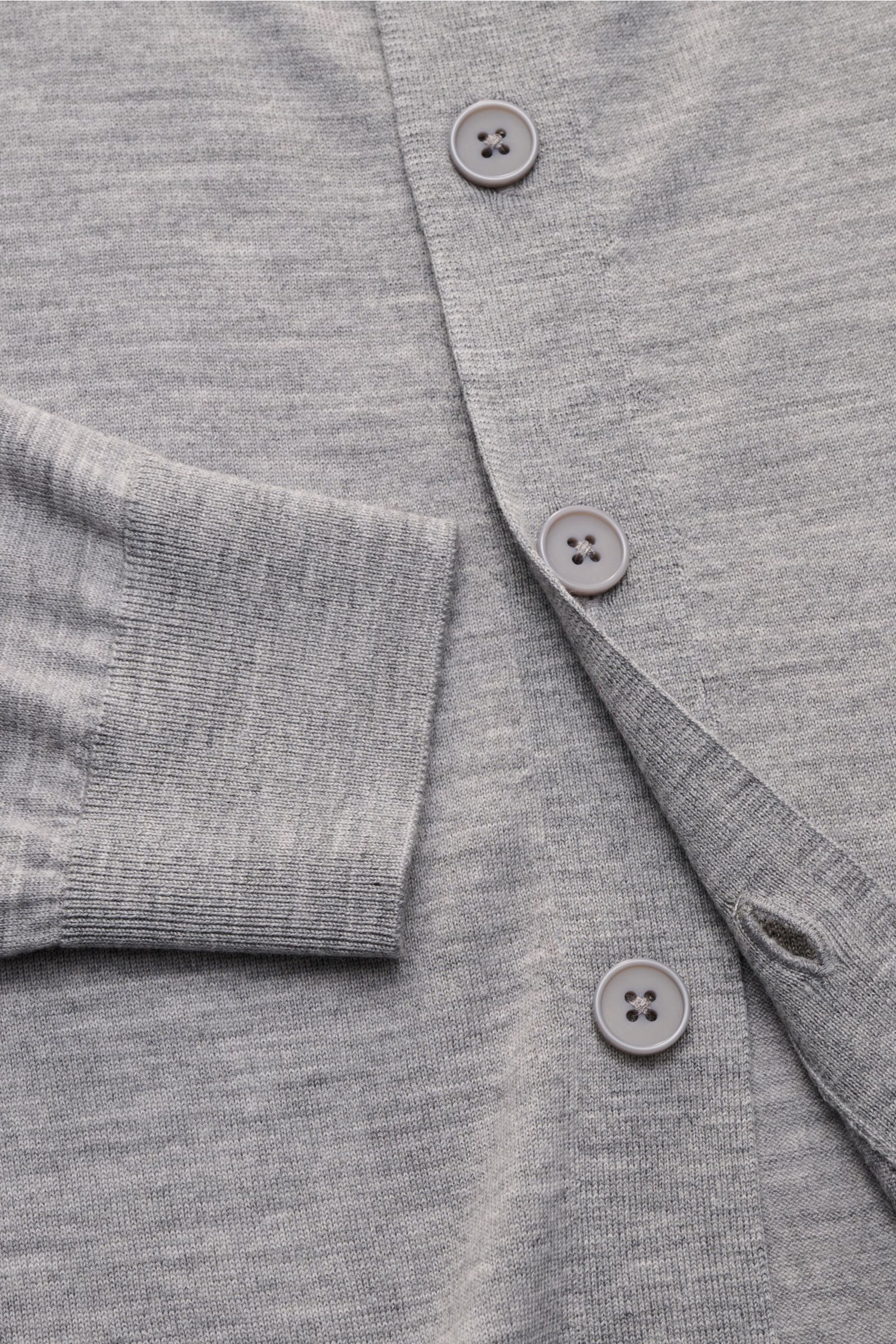 Nahaufnahme des Kiefermann Merino Cardigan 'Tadeusz' grau meliert von oben, zeigt feines Strickbild, sechs Knöpfe, Slim Fit, weiche Merinowolle mit flexiblen Rippbündchen.