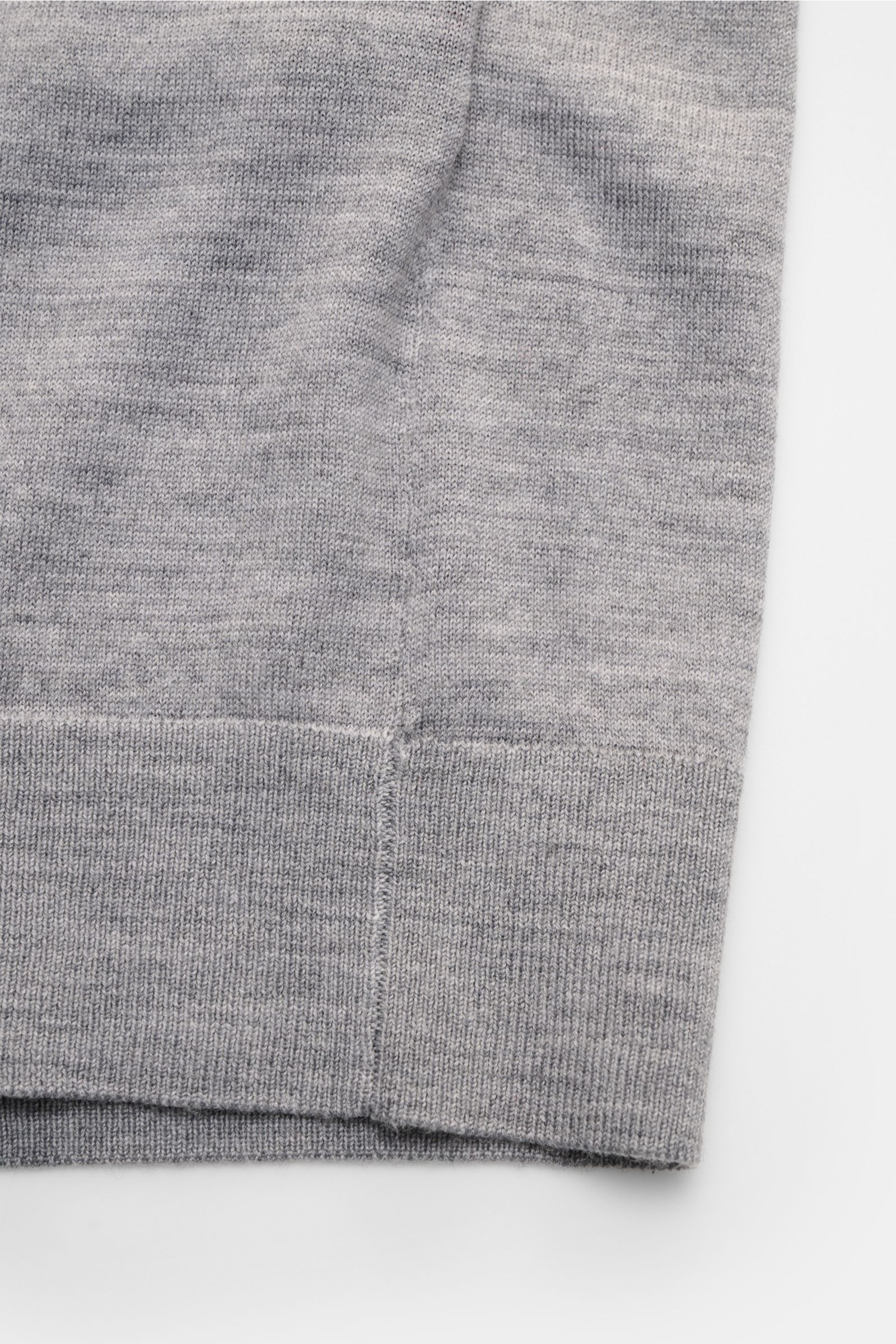 Kiefermann Merino Cardigan 'Tadeusz' grau meliert, Detailansicht Saum, reine Merinowolle, feines Strickbild, soft, Slim Fit, sechs Knöpfe, flexible Rippbündchen.