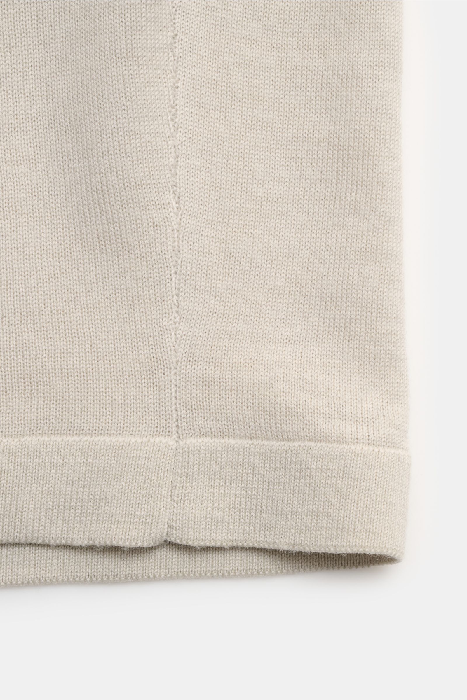 Kiefermann Merino Kurzarmpullover 'Georgs' beige, Detailaufnahme von unten mit feinem Strickbild, Slim Fit, weicher Griff, reine Merinowolle, Rundhalsausschnitt, vielseitiger Styling-Partner.