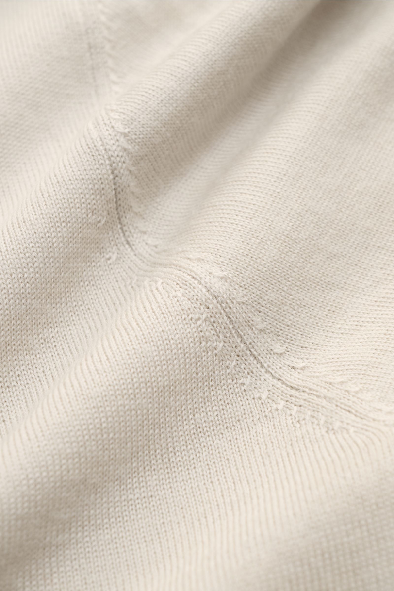 Nahaufnahme des beigen Kiefermann Merino Kurzarmpullovers 'Georgs' aus reiner Merinowolle mit feinem Strickbild, weichem Griff und Slim Fit.