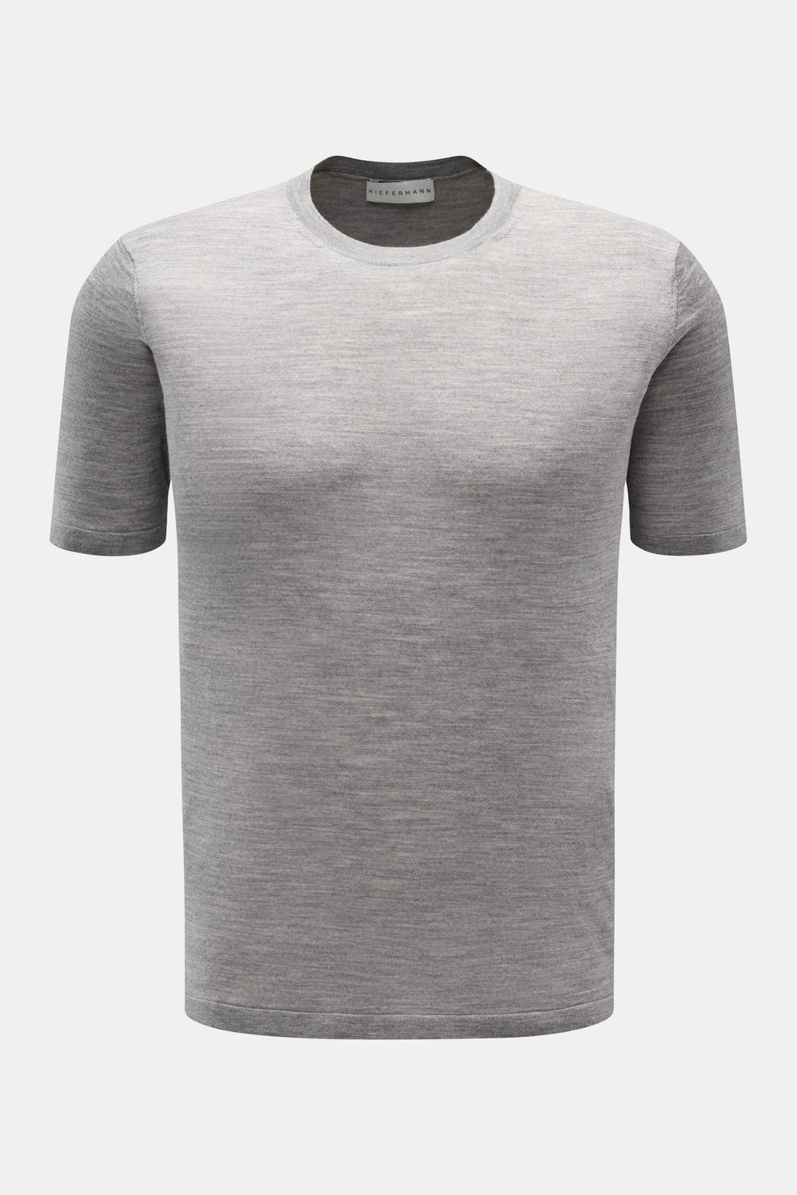 Front view of the Kiefermann Merino Kurzarmpullover 'Georgs' grau meliert, a slim fit short-sleeve pullover in light grey with a round neckline. Vielseitiger Styling-Partner: Ob für Layering-Looks oder minimalistische Sommeroutfits, der Kurzarmpullover vo