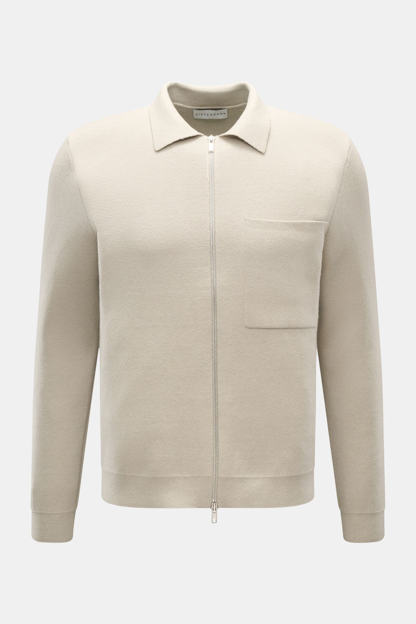 Kiefermann Strickjacke 'Rubern' sand, Slim Fit, feines Strickbild, Umlegekragen, Brusttasche, Zwei-Wege-Reißverschluss, Frontansicht.