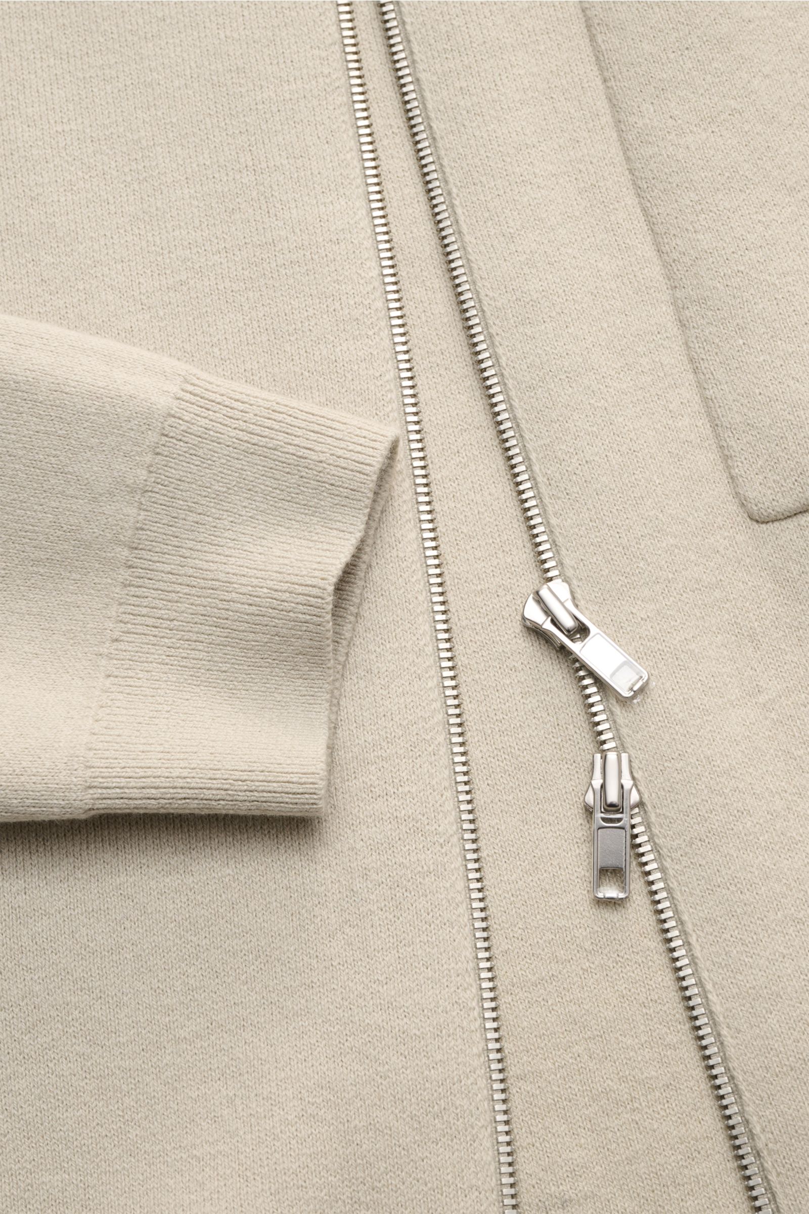 Nahaufnahme der Kiefermann Strickjacke 'Rubern' sand, slim Fit mit feinem Strickbild, zwei-Wege-Reißverschluss und Rippbündchen.