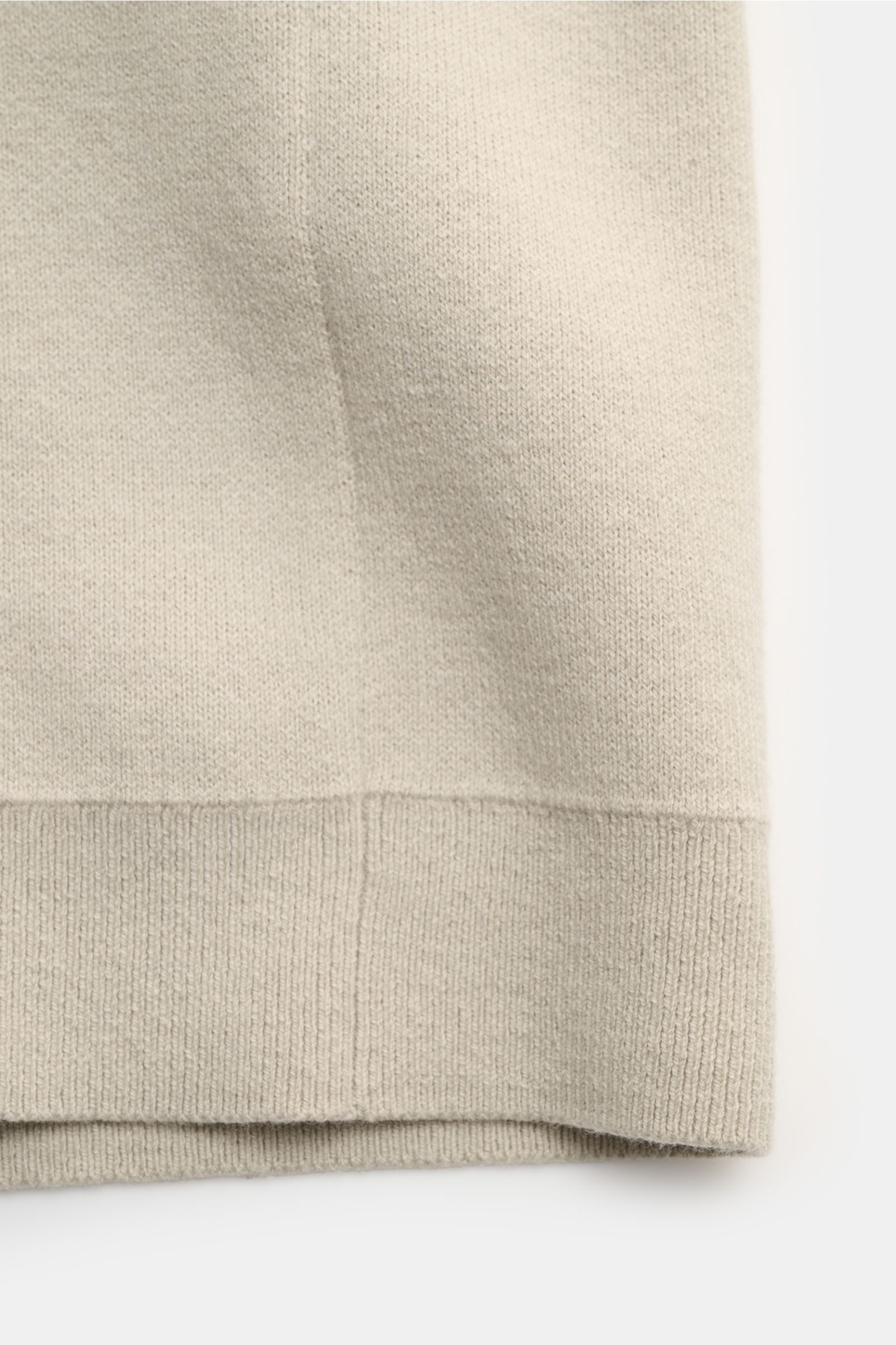 Nahaufnahme der Kiefermann Strickjacke 'Rubern' sand von unten, zeigt weichen Baumwoll-Woll-Mix, feines Strickbild und Rippbündchen.