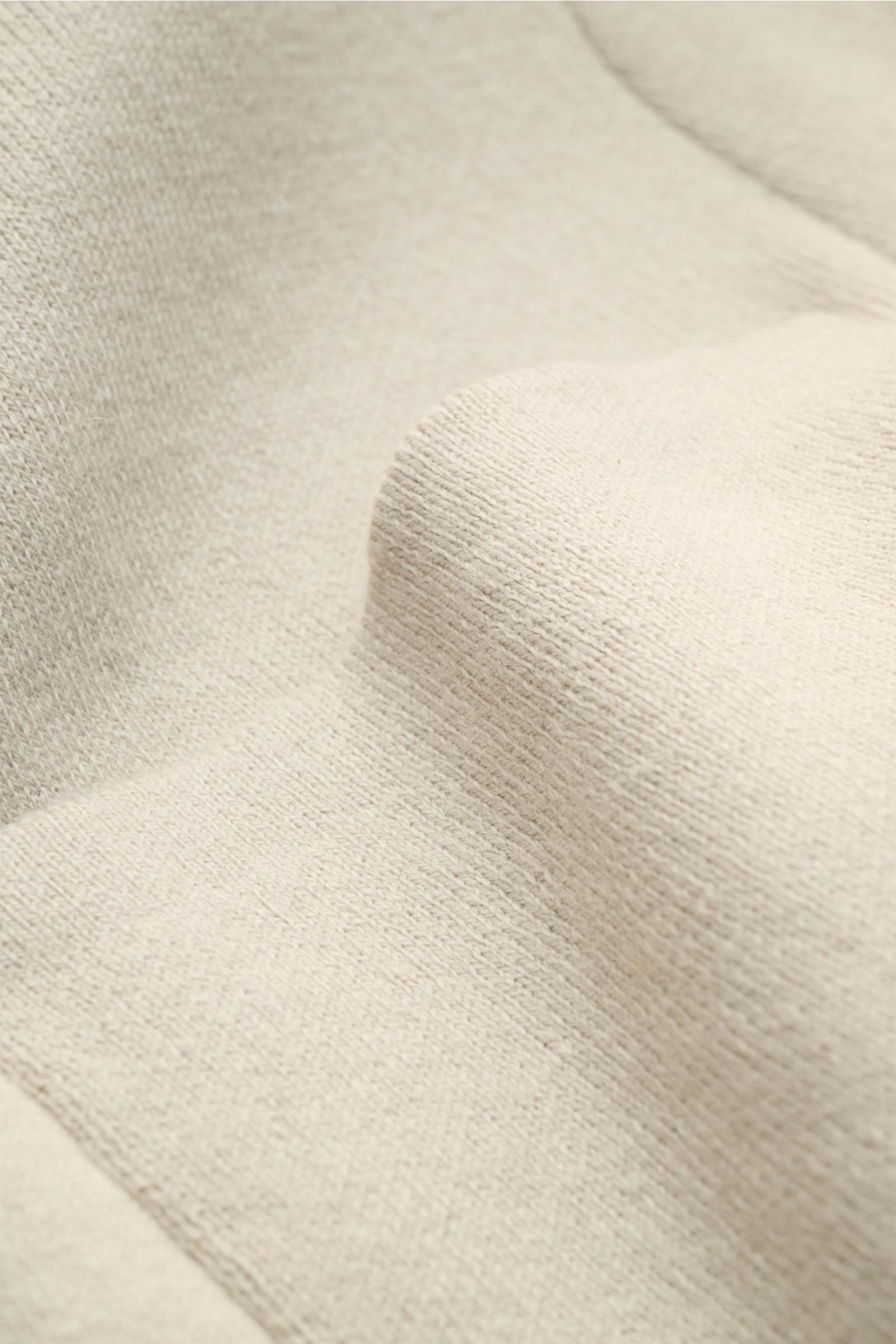 Nahaufnahme der sandfarbenen Kiefermann Strickjacke 'Rubern' mit feinem Strickbild aus Baumwolle, Wolle und Microfaser, weicher Griff.