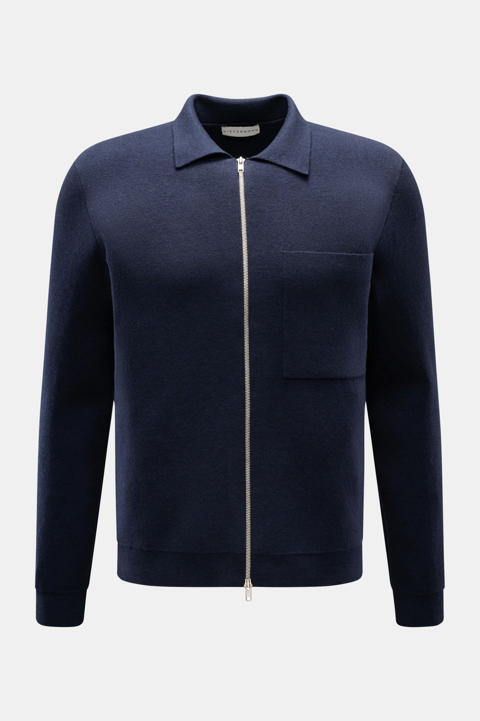 Kiefermann Strickjacke 'Rubern' navy, Slim Fit mit Umlegekragen, Zwei-Wege-Reißverschluss, Brusttasche, Rippbündchen, feines Strickbild, frontal fotografiert.