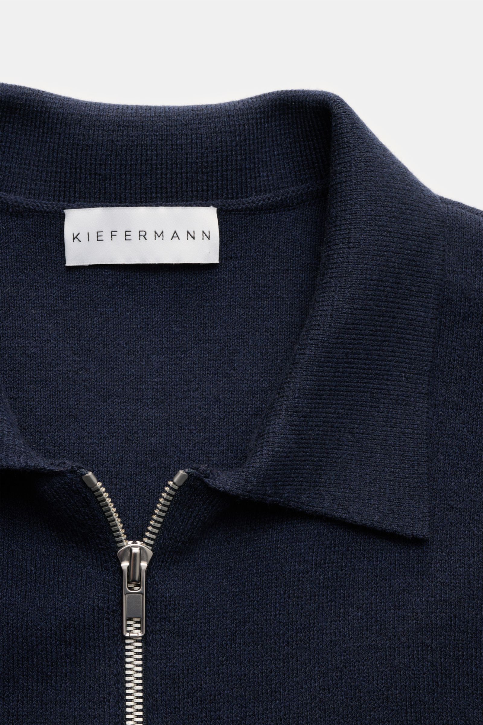 Nahaufnahme der Kiefermann Strickjacke 'Rubern' navy mit Umlegekragen, feinem Strickbild und zwei-Wege-Reißverschluss aus Baumwoll-, Woll- und Microfaser-Mix.