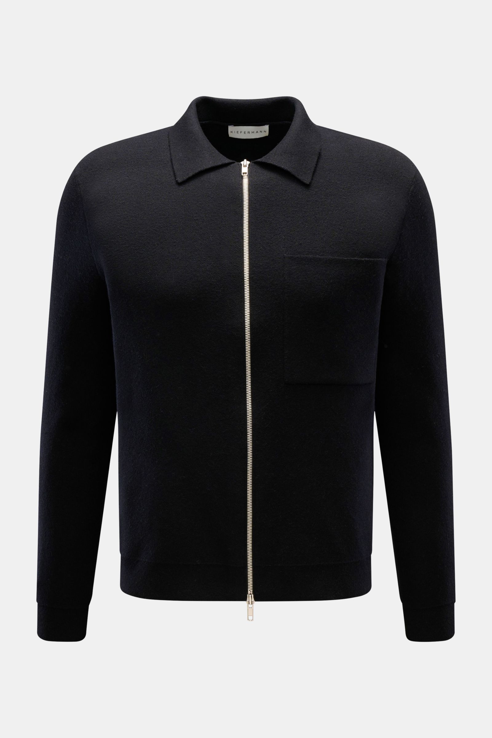 Kiefermann Strickjacke 'Rubern' schwarz, frontal fotografiert mit Umlegekragen, Zwei-Wege-Reißverschluss, Brusttasche, Slim Fit, weichem Baumwoll-Woll-Mix.