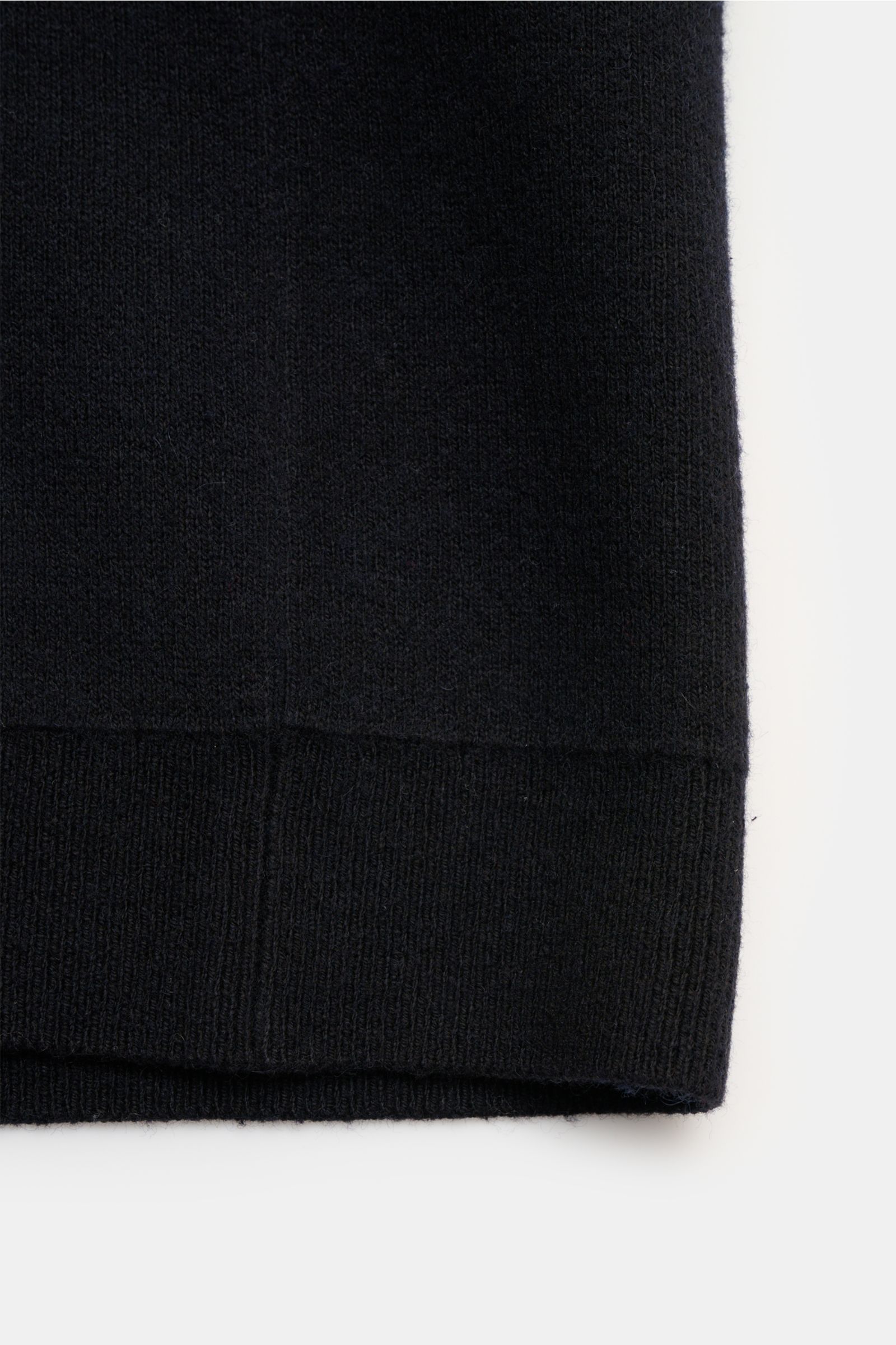 Kiefermann Strickjacke 'Rubern' schwarz, Detailaufnahme vom unteren Saum mit feinem Strickbild, weichem Griff und Rippbündchen, Slim Fit