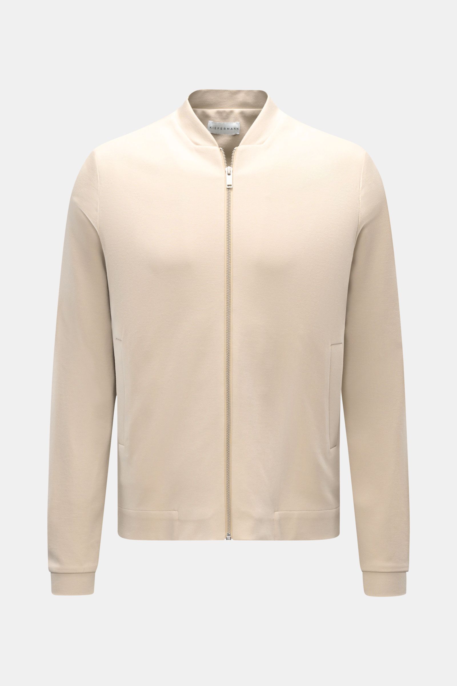 Frontansicht der Kiefermann Strickjacke 'Hunfrid' creme, Slim Fit, weicher Jersey mit Blouson-Kragen, paspelierte Fronttaschen, modernes Layering-Essential.
