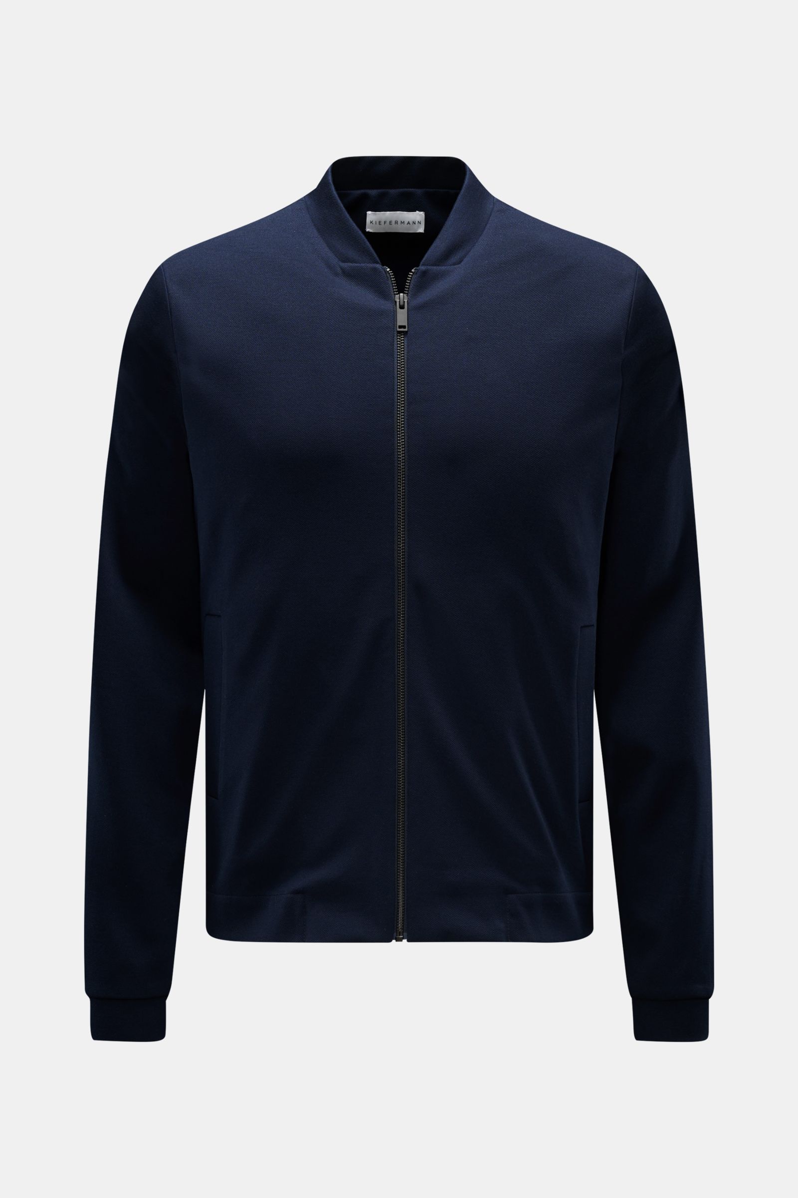 Kiefermann Strickjacke 'Hunfrid' navy im Slim Fit, Blouson-Kragen, paspelierte Fronttaschen, weicher Jersey aus Viskose-Microfaser, frontal fotografiert.