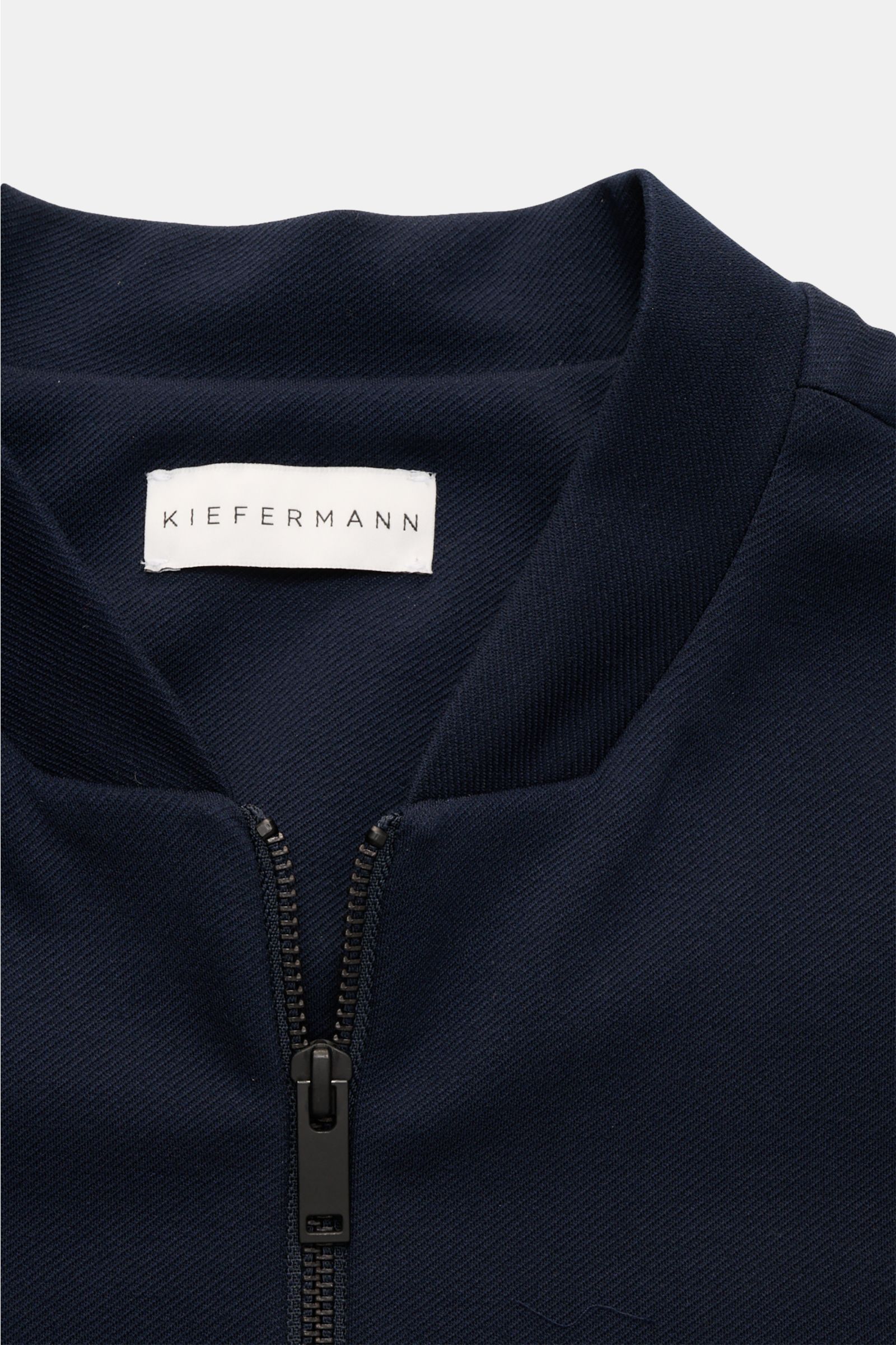 Nahaufnahme der Kiefermann Strickjacke 'Hunfrid' navy im Blouson-Stil, Slim Fit, weicher Jersey mit Reißverschluss und Kragen, frontal fotografiert.