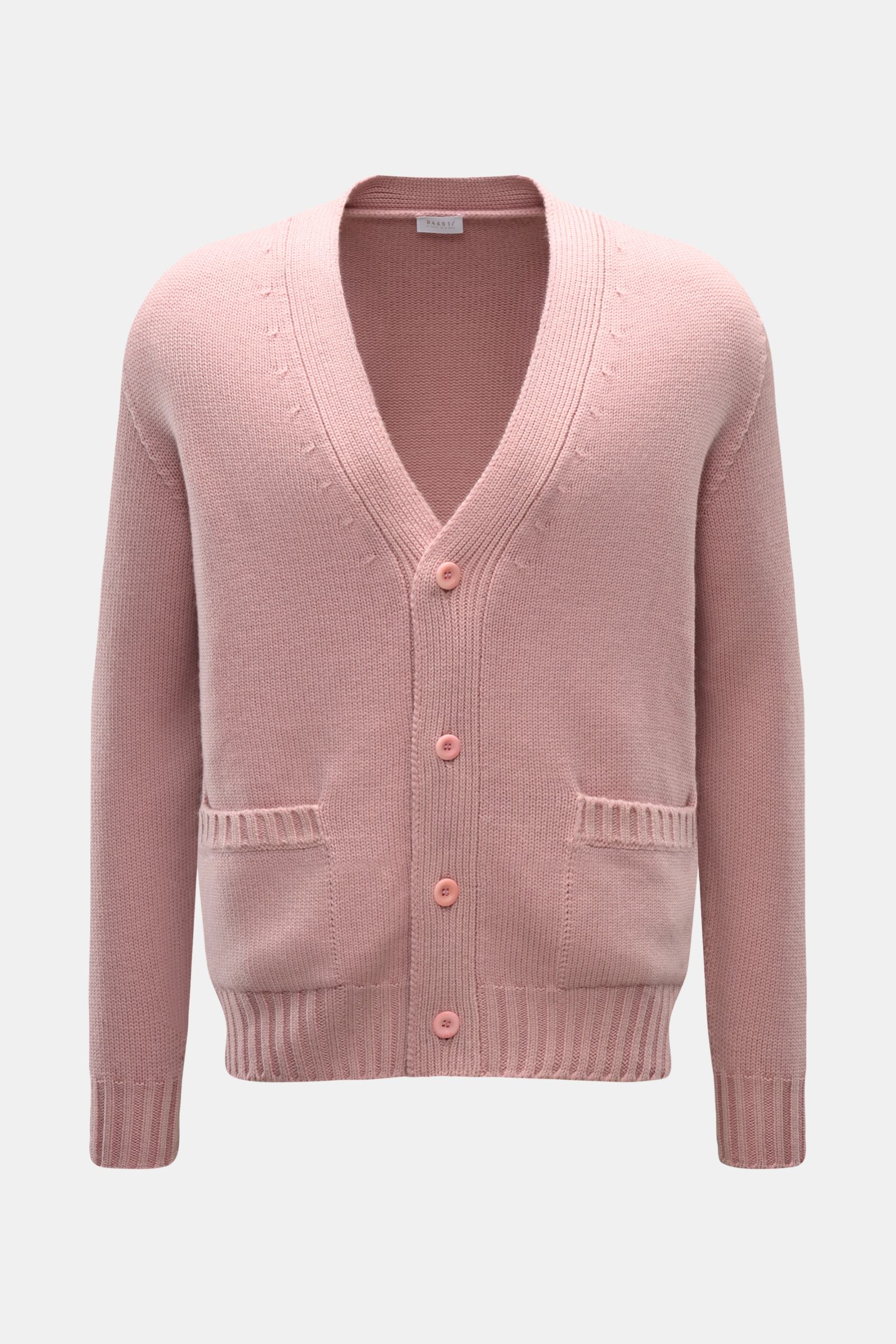 Vorderansicht des 04651/ A trip in a bag Cardigan 'Foggy' altrosa aus reiner Wolle mit V-Ausschnitt, Knopfleiste, Taschen und Rippbündchen.