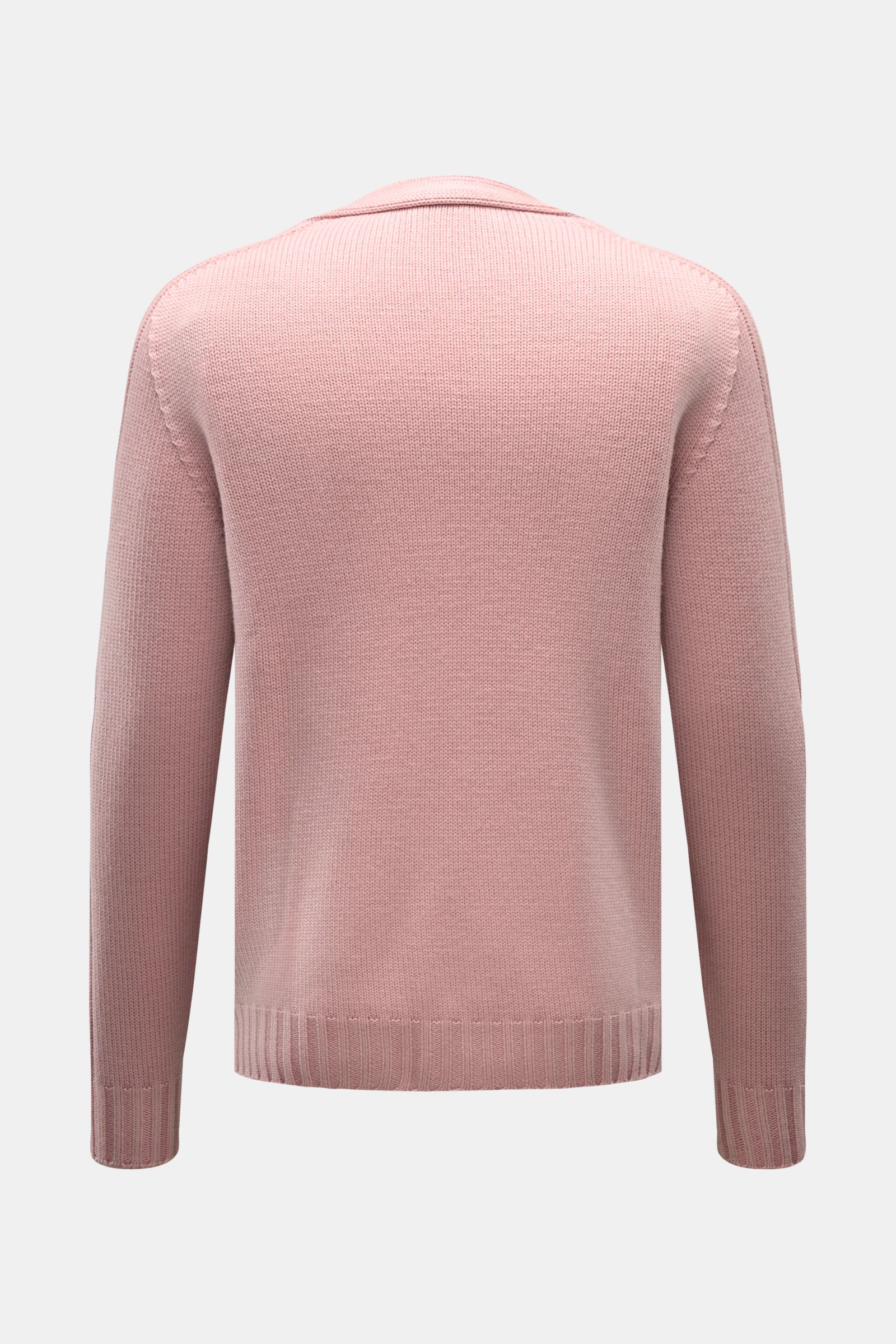 Rückansicht des 04651/ A trip in a bag Cardigan 'Foggy' altrosa, garment-dyed, aus reiner Wolle mit Rippbündchen und mittelgrobem Strickbild.