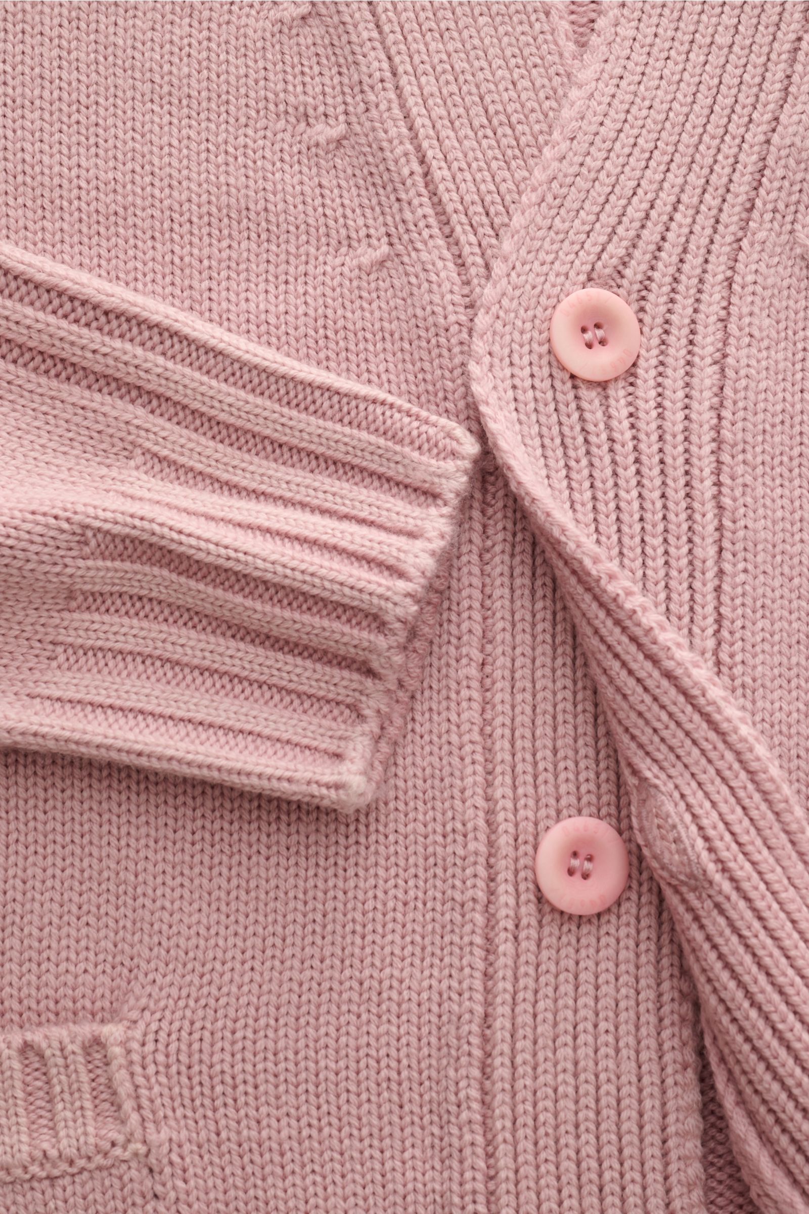 Nahaufnahme des 04651/ A trip in a bag Cardigan 'Foggy' altrosa aus reiner Wolle mit V-Ausschnitt, Knöpfen und Rippbündchen, frontal fotografiert.