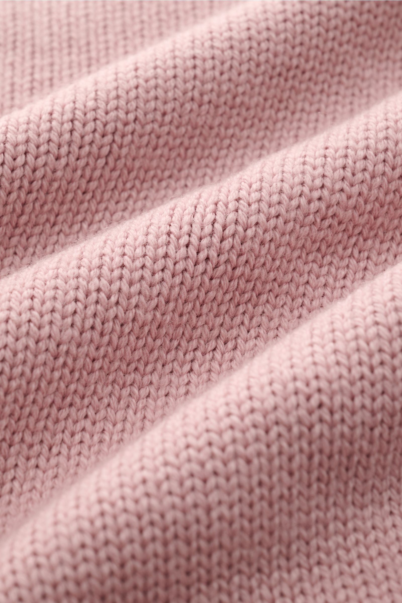 Nahaufnahme des garment-dyed mittelgroben Strickbilds des 04651/ A trip in a bag Cardigan 'Foggy' altrosa aus reiner Wolle.