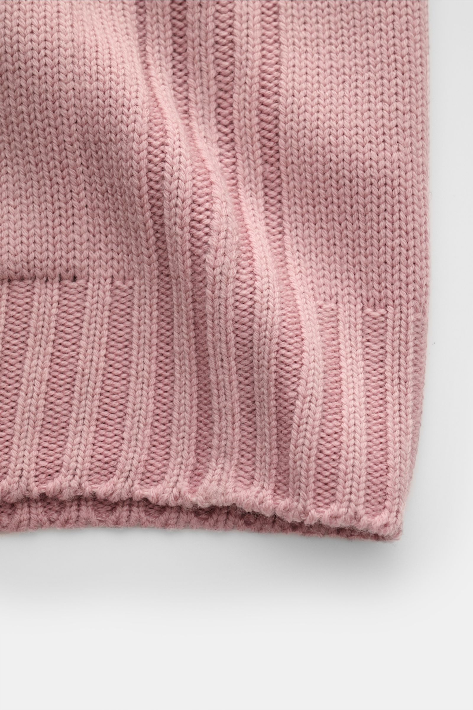 Nahaufnahme des 04651/ A trip in a bag Cardigan 'Foggy' altrosa, stückgefärbt, aus weicher reiner Wolle mit Rippbündchen, Taschen und Knopfleiste.