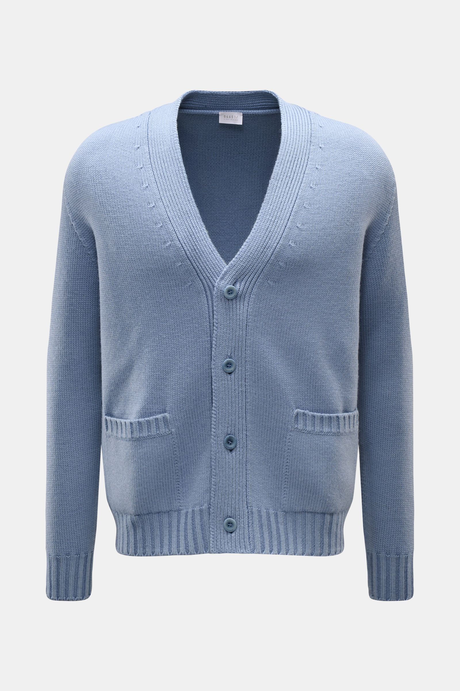 Vorderansicht des 04651/ A trip in a bag Cardigan 'Foggy' rauchblau aus reiner Wolle mit V-Ausschnitt, vier Knöpfen, Taschen und Rippbündchen.