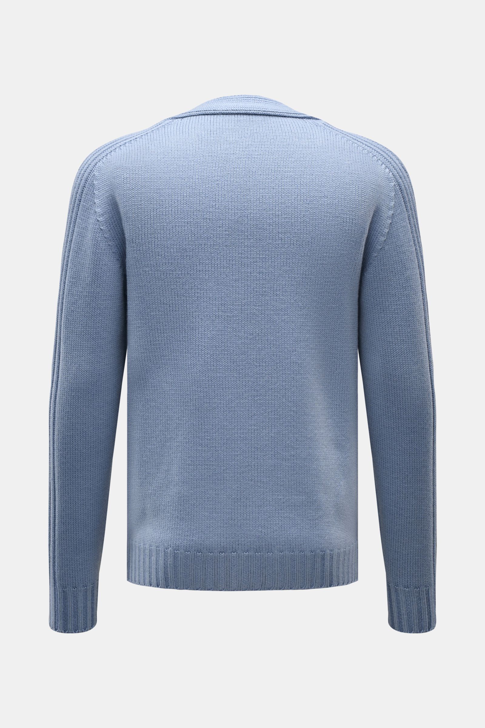 Rückansicht des 04651/ A trip in a bag Cardigan 'Foggy' rauchblau aus reiner Wolle mit garment-dyed Look und Rippbündchen.