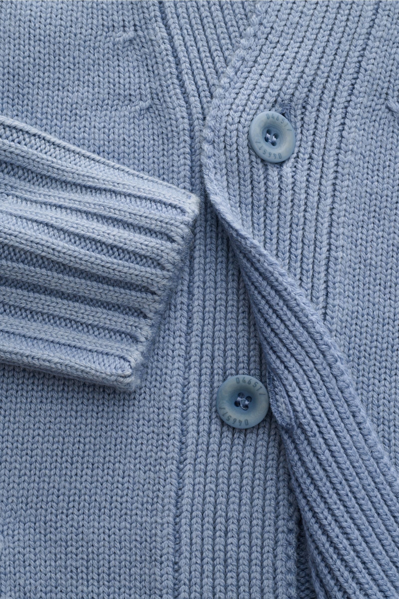 Nahaufnahme des 04651/ A trip in a bag Cardigan 'Foggy' rauchblau aus reiner Wolle mit Knöpfen, Rippbündchen und mittlerem Strickbild.