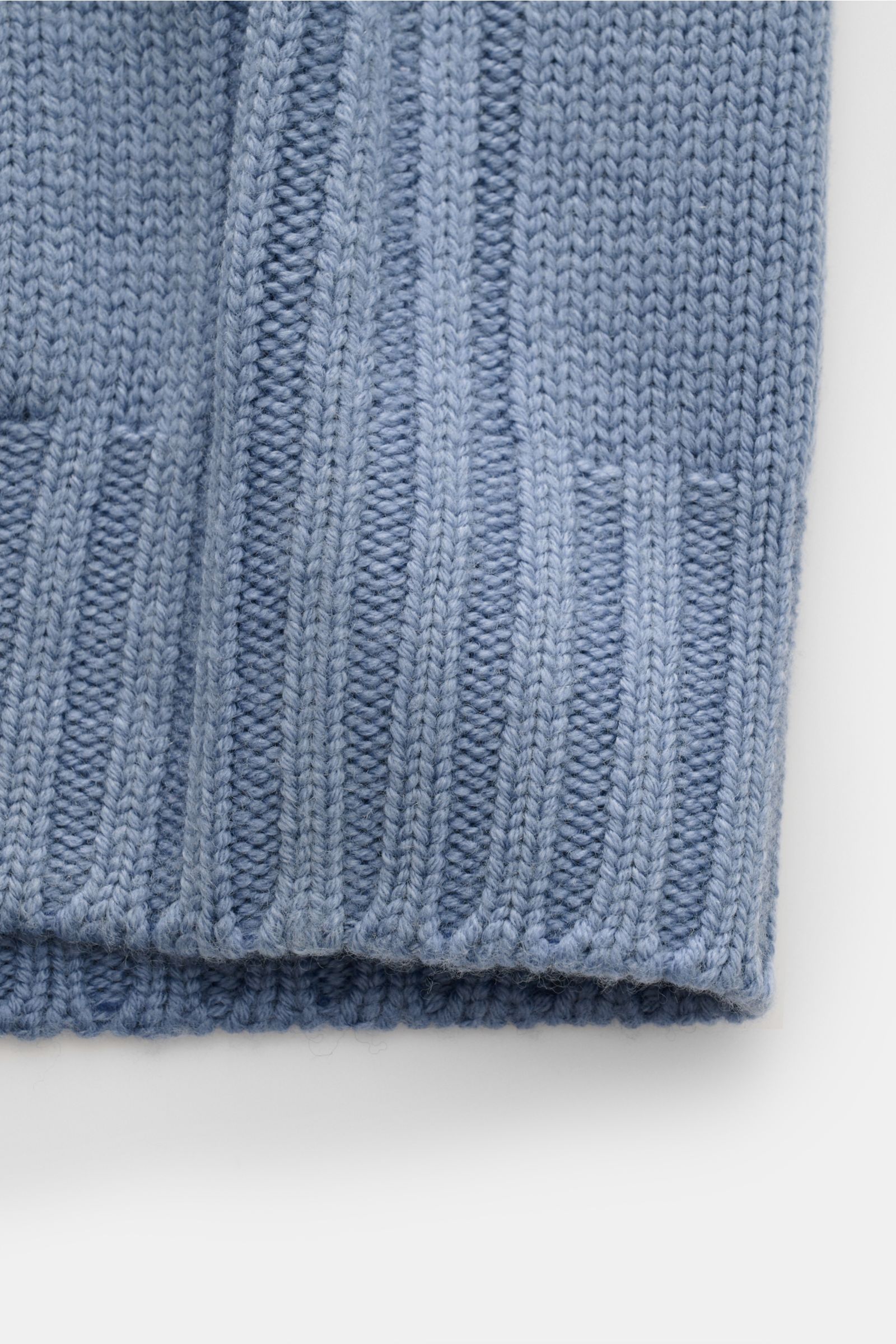 Nahaufnahme der Ärmelbündchen des 04651/ A trip in a bag Cardigan 'Foggy' rauchblau, aus weicher, stückgefärbter Wolle mit Rippstrick.