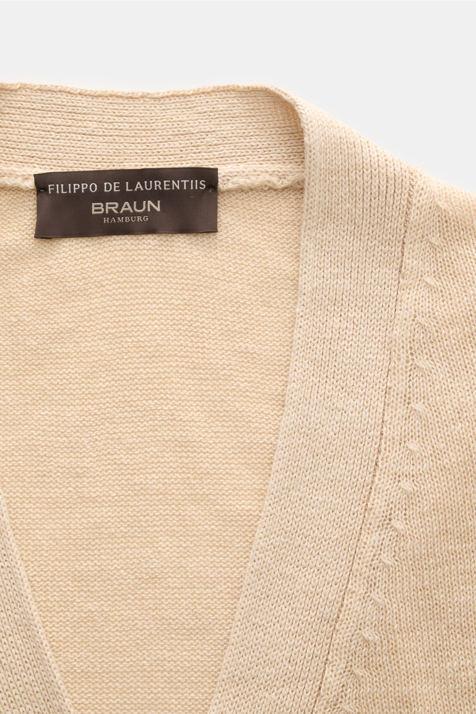 Close-up front view of the Filippo de Laurentiis Cardigan sand showing its fine, lightweight knit texture and label. Stylisch ohne viel Aufwand: Mit seinem leichten Materialmix aus Leinen und Baumwolle wird der Cardigan von FILIPPO DE LAURENTIIS zum edlen