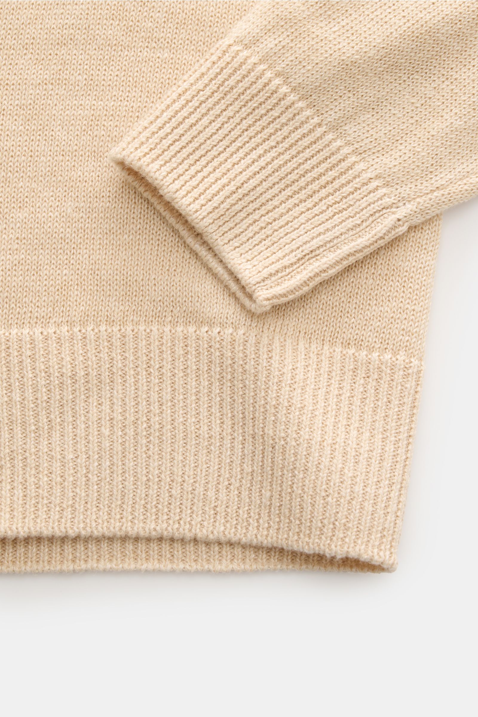Close-up image of the Filippo de Laurentiis Cardigan sand, showing the cuff and bottom hem from a top-down perspective. Stylisch ohne viel Aufwand: Mit seinem leichten Materialmix aus Leinen und Baumwolle wird der Cardigan von FILIPPO DE LAURENTIIS zum