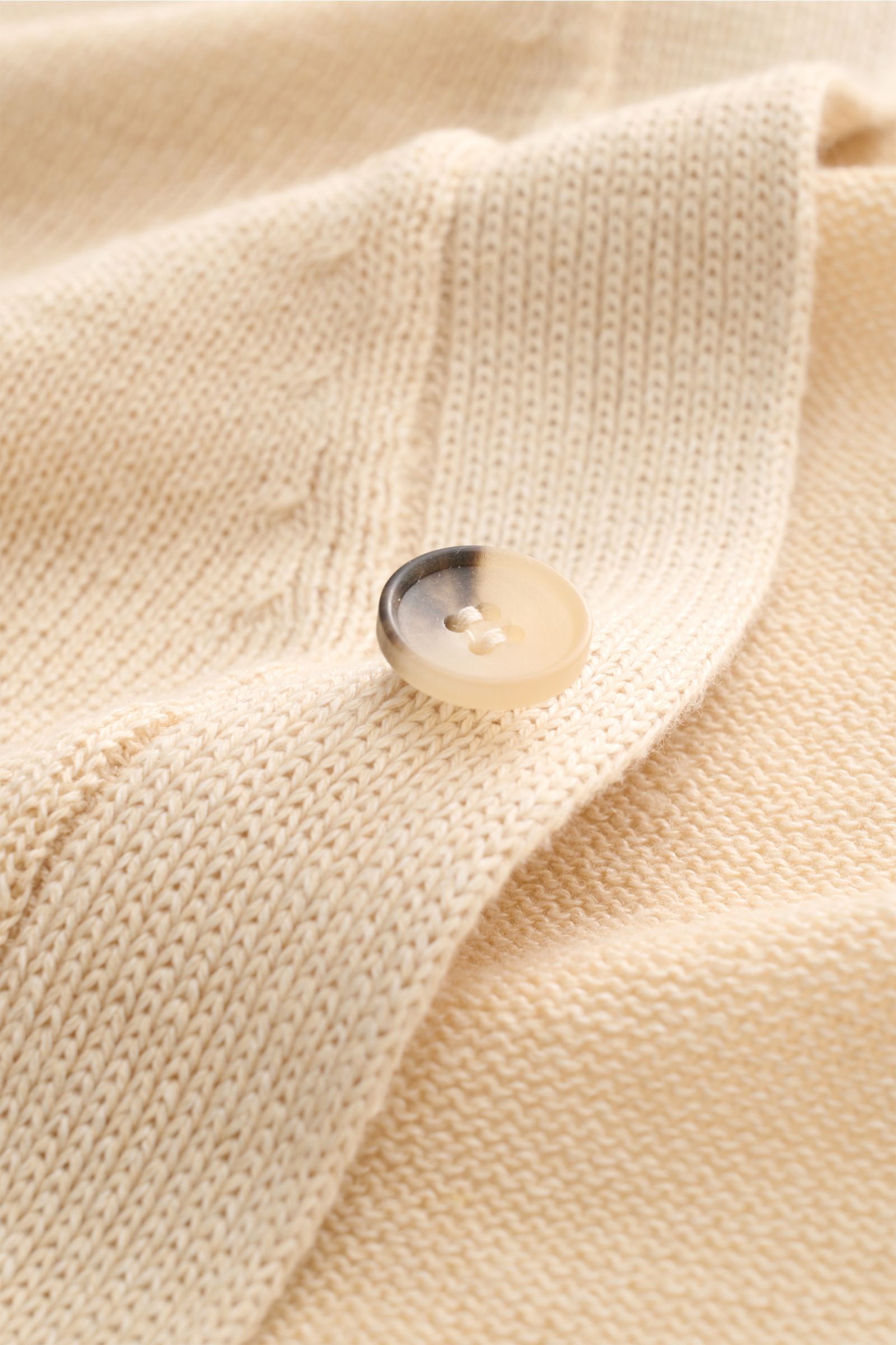 Close-up front view of the Filippo de Laurentiis Cardigan sand showing fine, lightweight knit, a five-button placket with a two-tone button, and soft linen-cotton blend fabric with a gentle texture. Stylisch ohne viel Aufwand: Mit seinem leichten Material