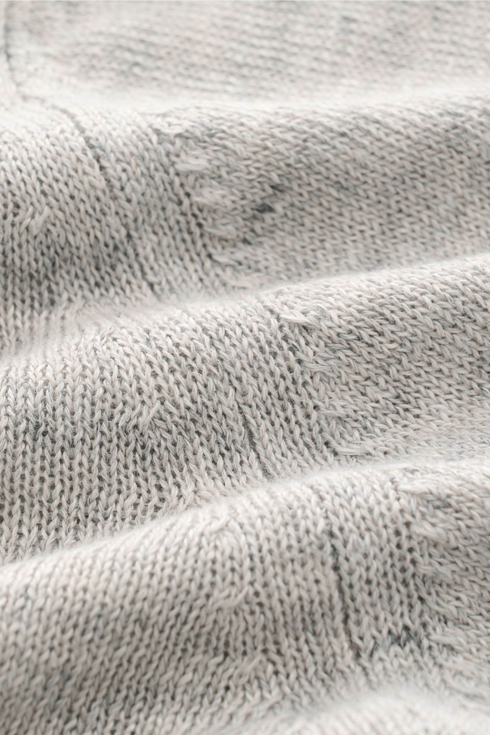 Close-up front view of the Filippo de Laurentiis Cardigan grau meliert showing its fine, lightweight knit texture in a linen-cotton mix.

Description: Stylisch ohne viel Aufwand: Mit seinem leichten Materialmix aus Leinen und Baumwolle wird der Cardiga