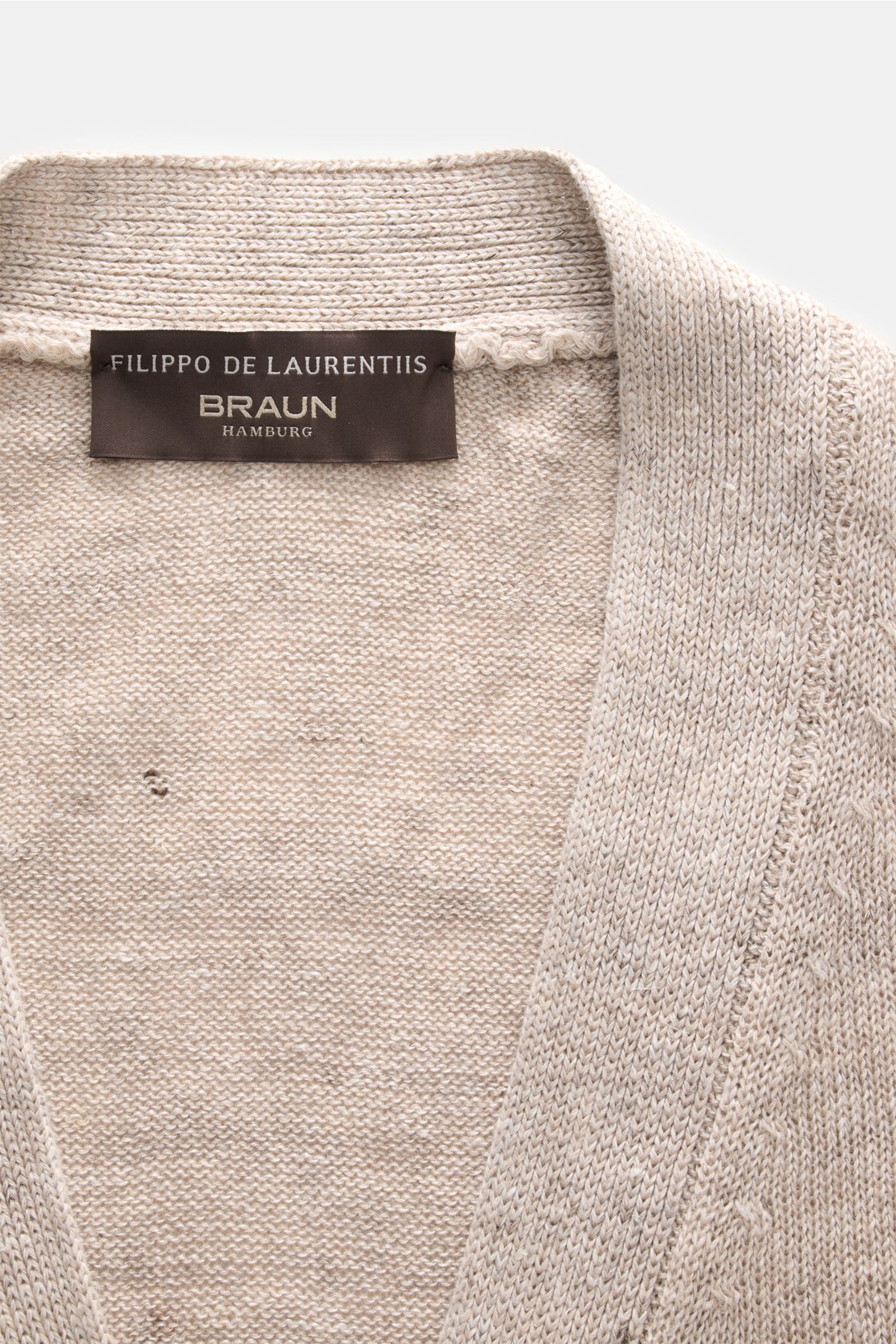 Close-up front view of the Filippo de Laurentiis Cardigan beige meliert showing the label and fine knit texture. Stylisch ohne viel Aufwand: Mit seinem leichten Materialmix aus Leinen und Baumwolle wird der Cardigan von FILIPPO DE LAURENTIIS zum edlen Lay